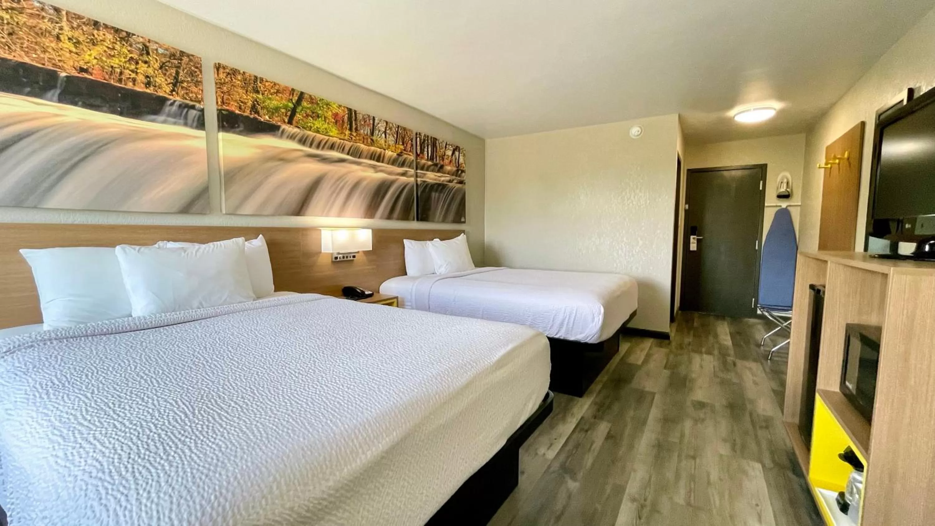 Queen Room with Two Queen Beds - Non-Smoking in Days Inn by Wyndham Columbus IN