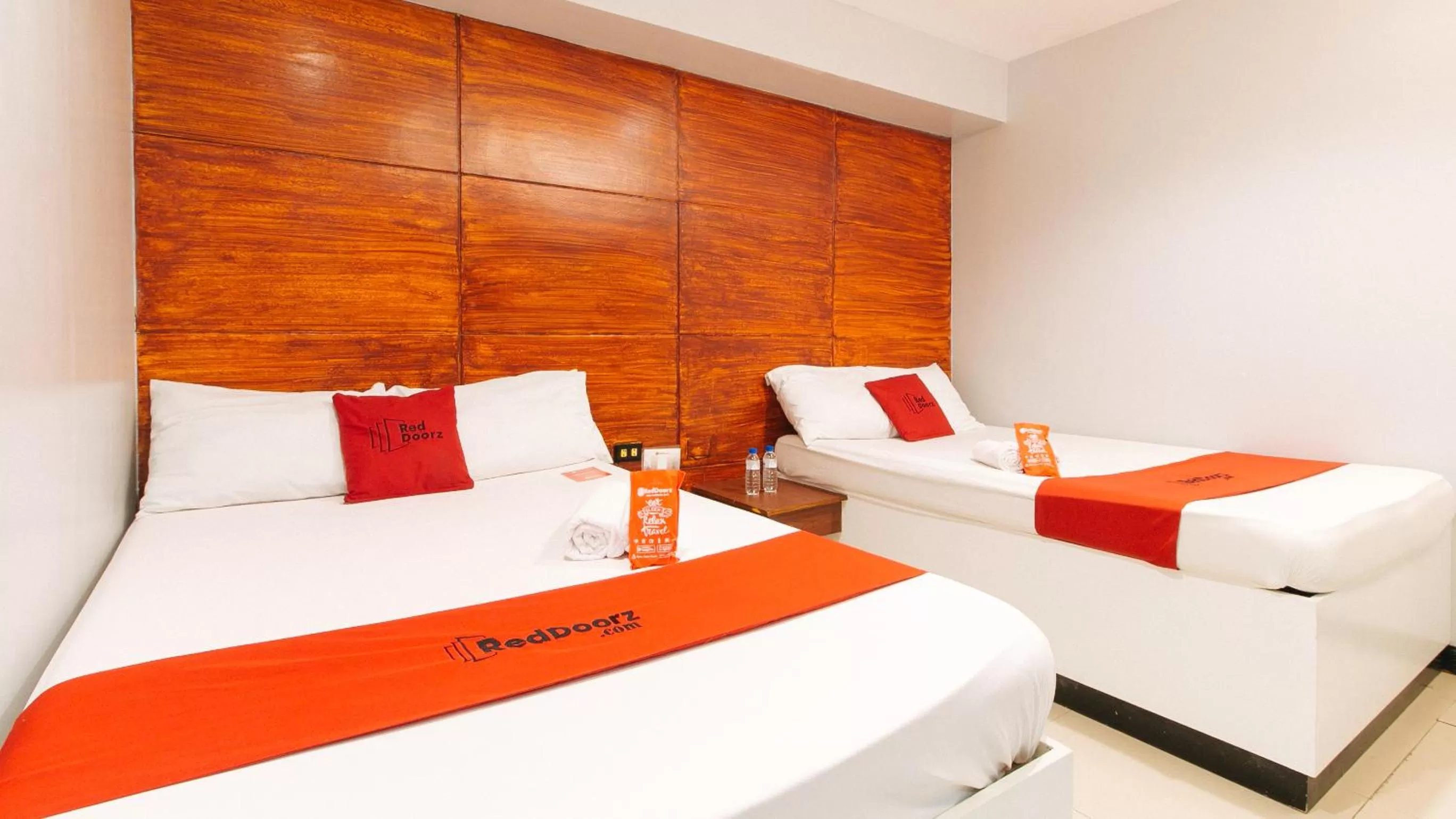 Family Room in RedDoorz near Bambang Station