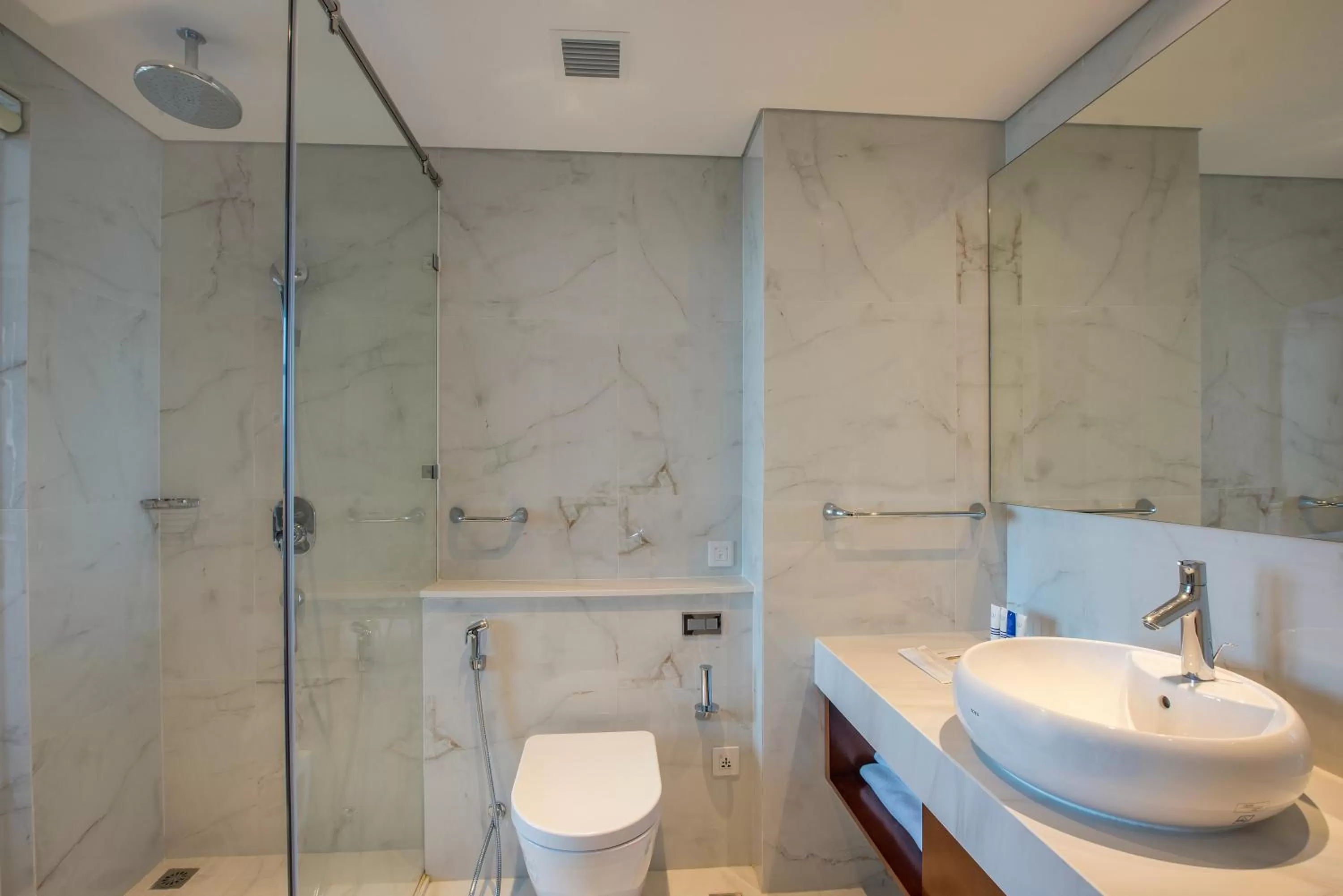 Deluxe Twin Room - Non-Smoking in Wyndham Garden Hanoi