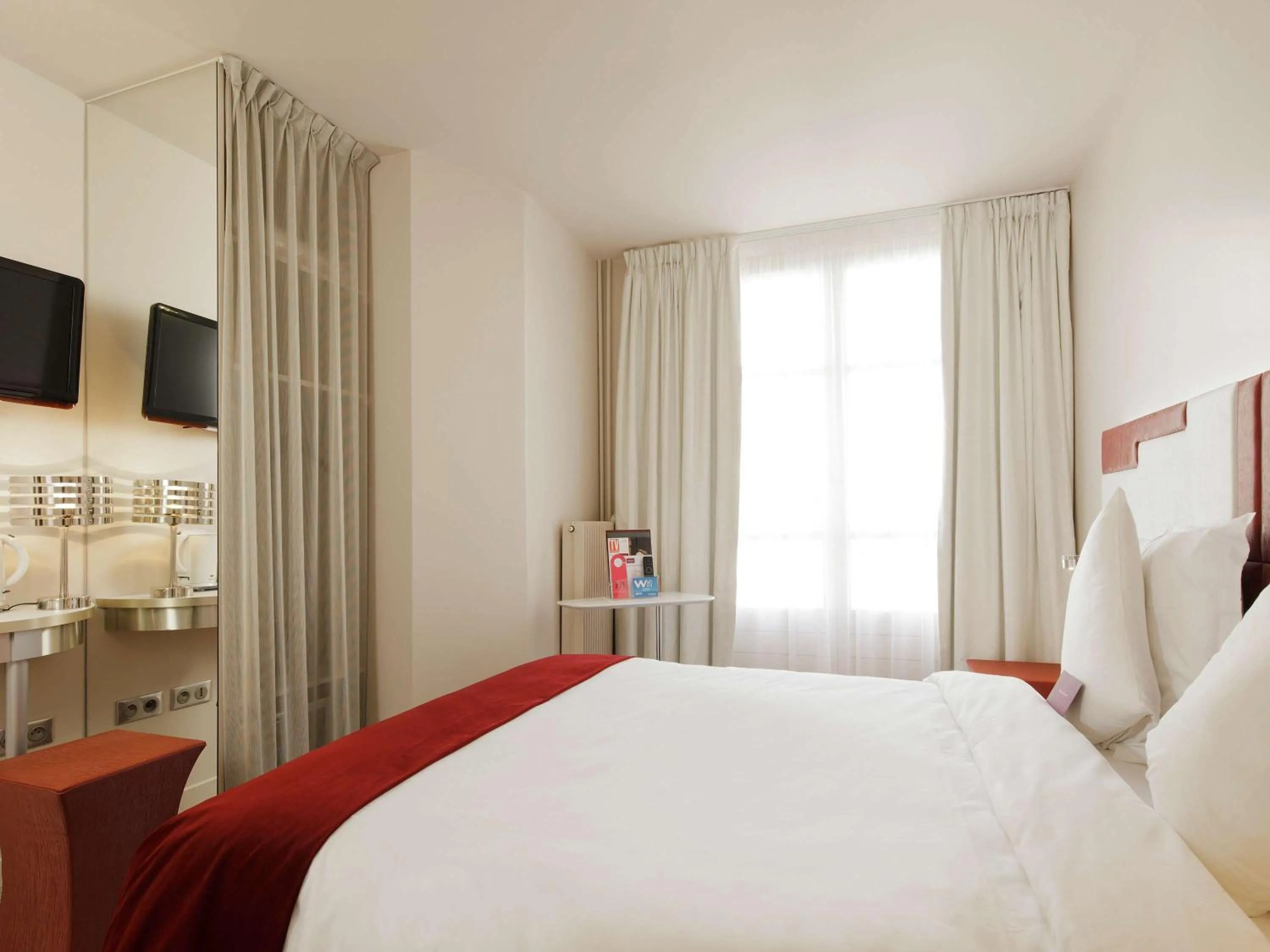 Superior Double Room in Hotel Mercure Paris Opera Faubourg Montmartre