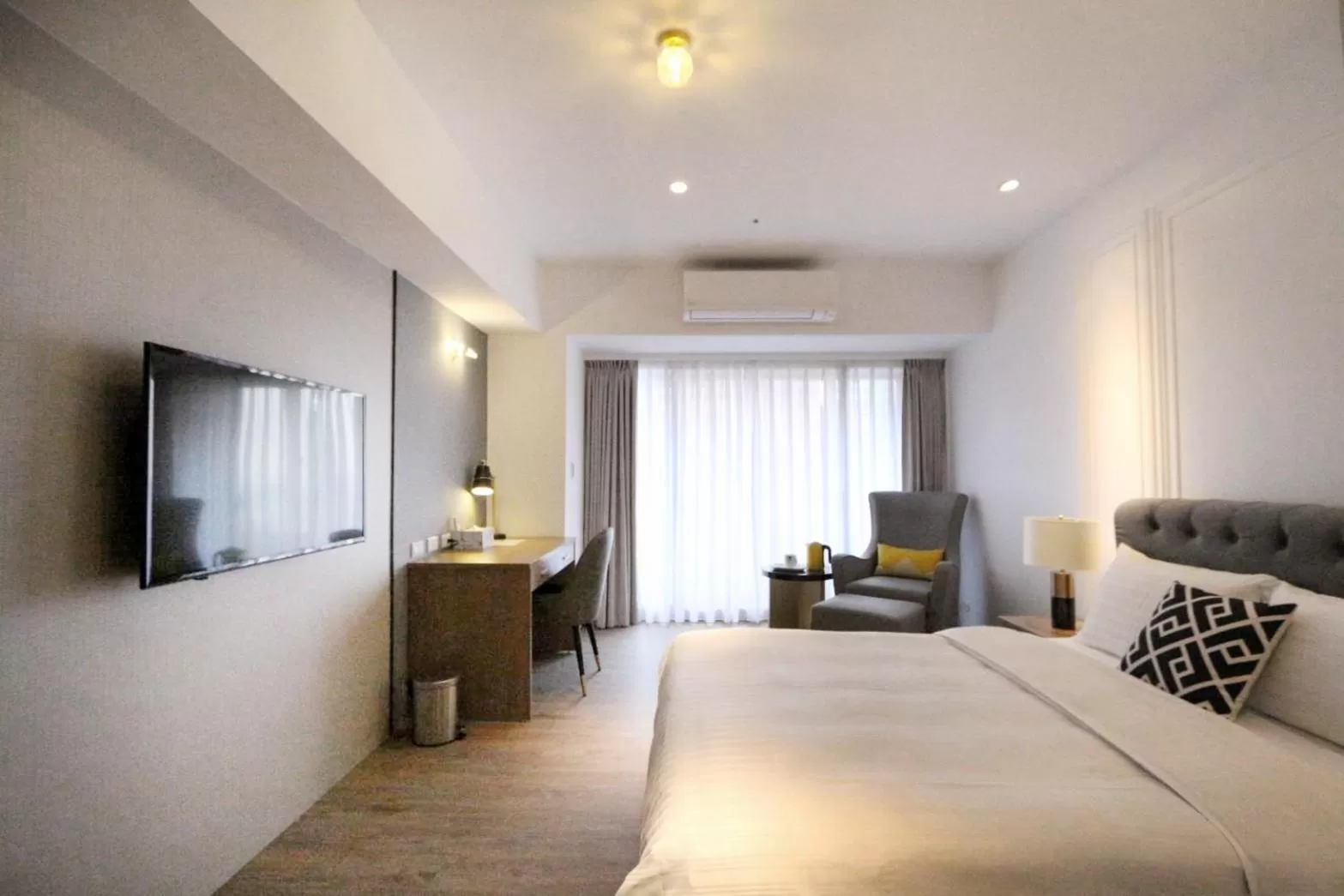 Deluxe Double Room with City View in Sky19 Hotel