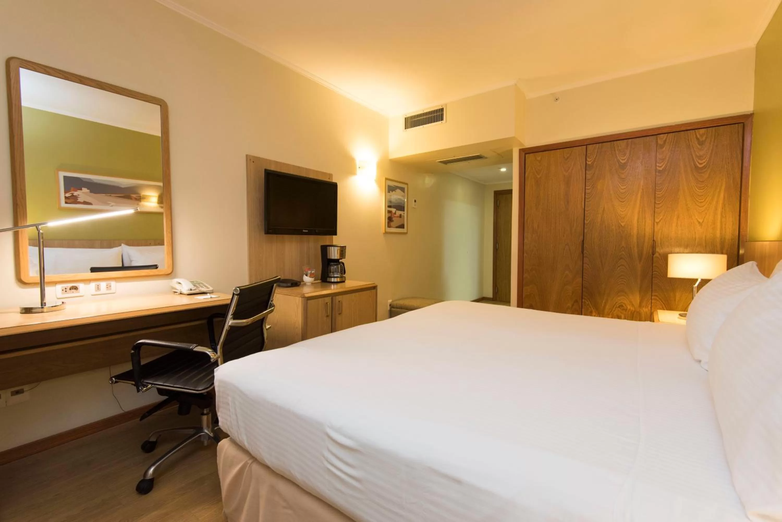 Standard Queen Room in Holiday Inn Montevideo by IHG