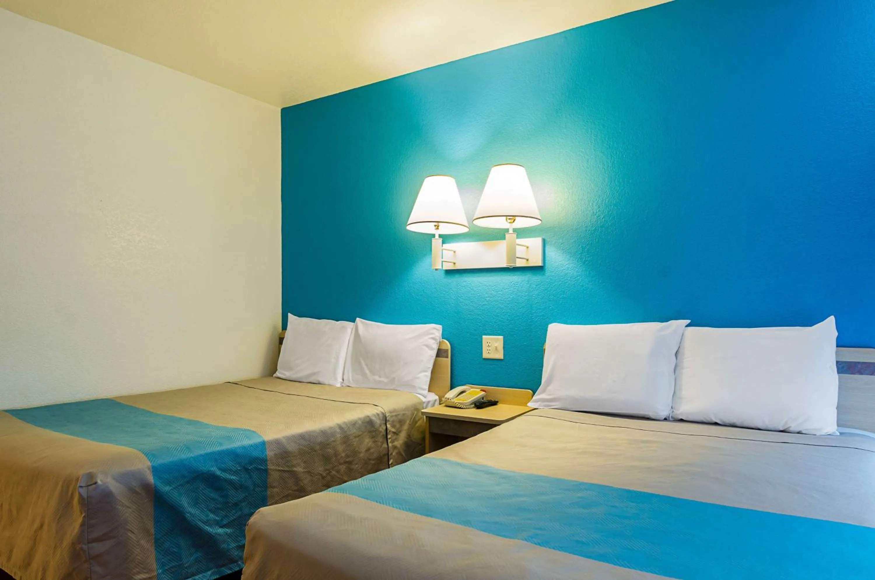 Deluxe Quadruple Room - single occupancy - Non-Smoking in Motel 6-Mitchell, SD