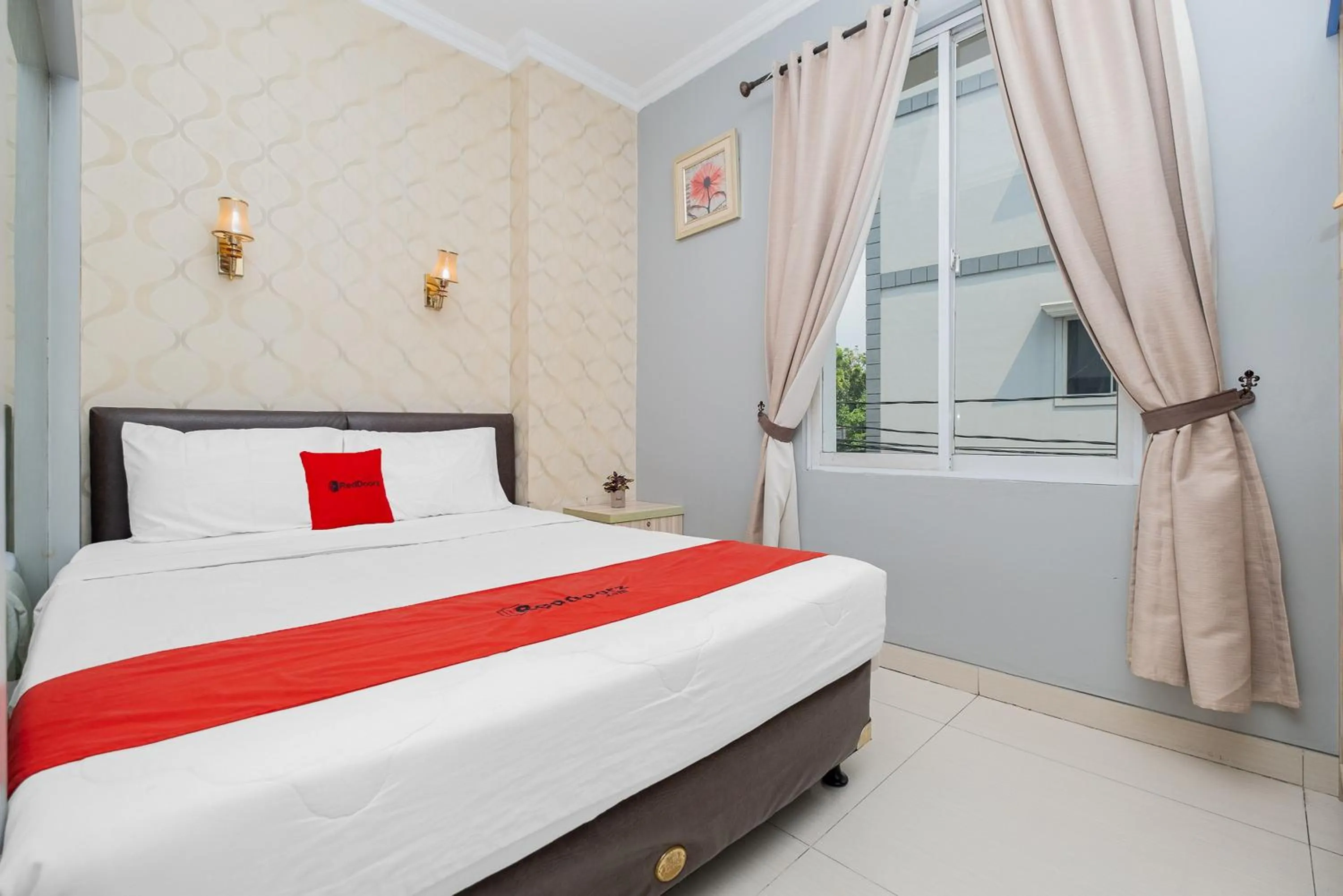 RedDoorz Double Room in RedDoorz Plus @ Cideng Barat
