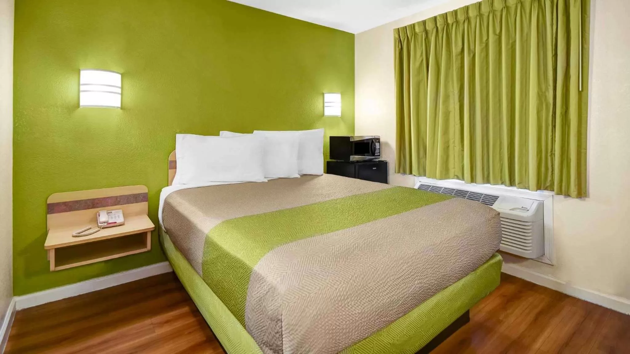 Deluxe Queen Room - Non-Smoking in Lakeside Inn Lake Havasu City