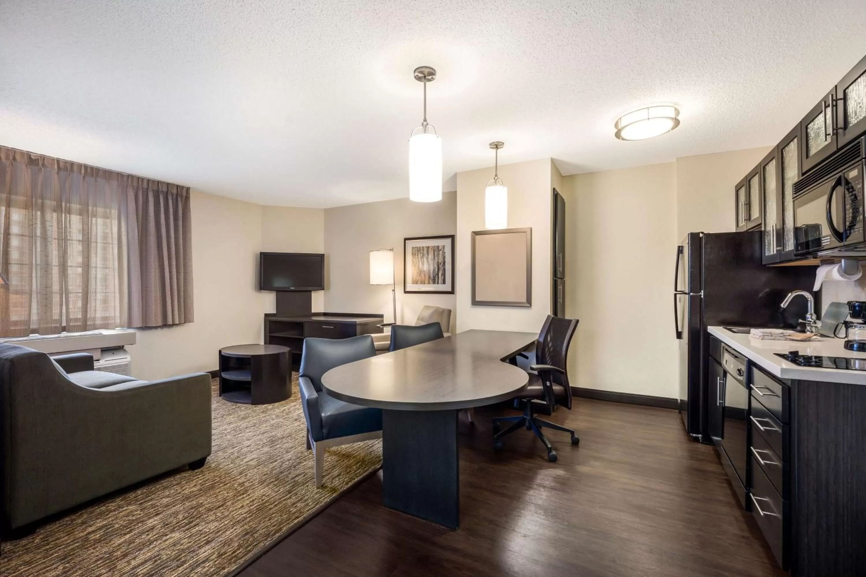 One-Bedroom Queen Suite in Sonesta Simply Suites Clearwater