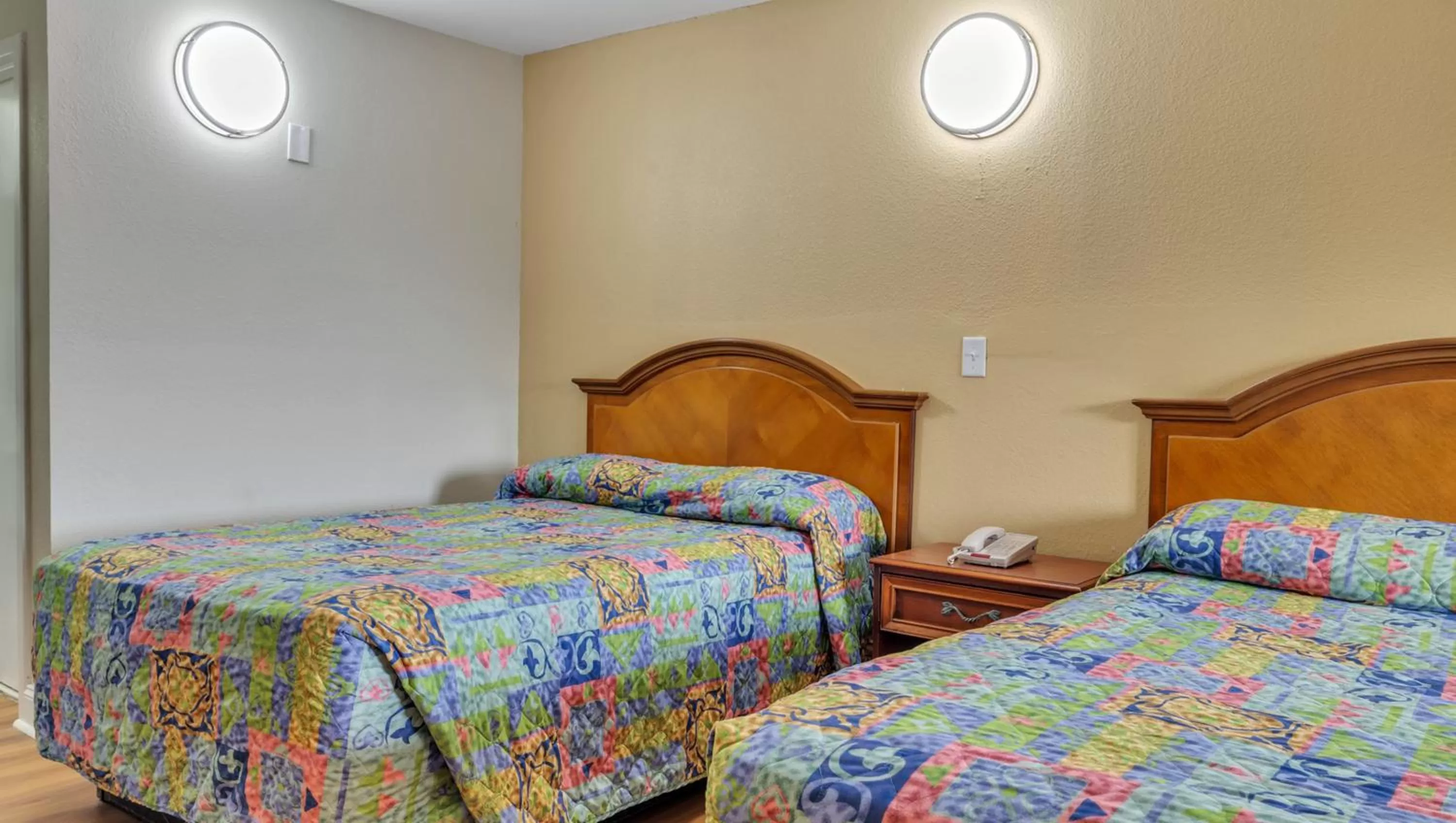 Double Room in Studios and Suites 4 Less Emporia