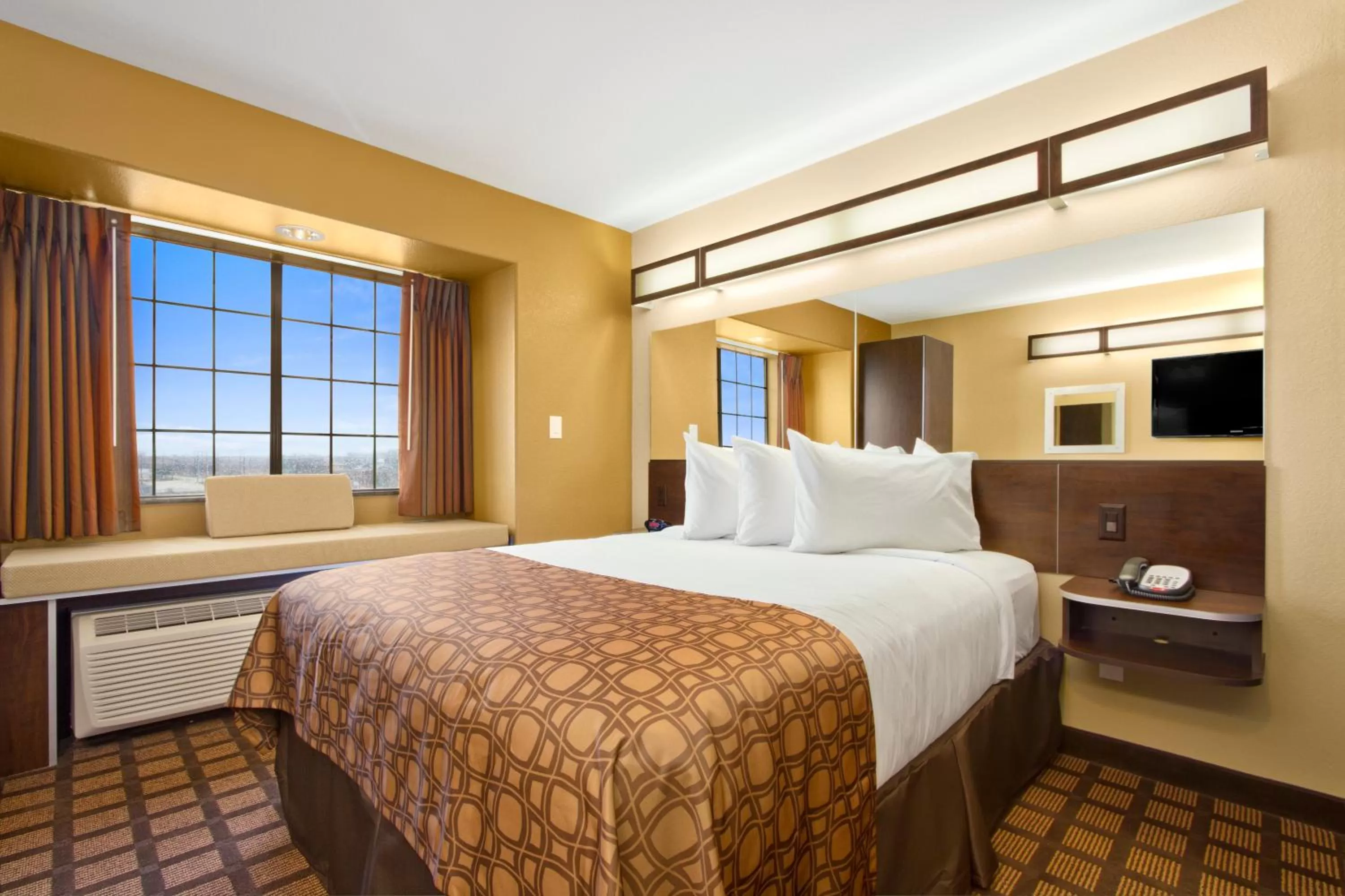 Queen Room with Bath Tub - Mobility/Hearing Accessible - Non-Smoking in Microtel Inn & Suites by Wyndham Round Rock