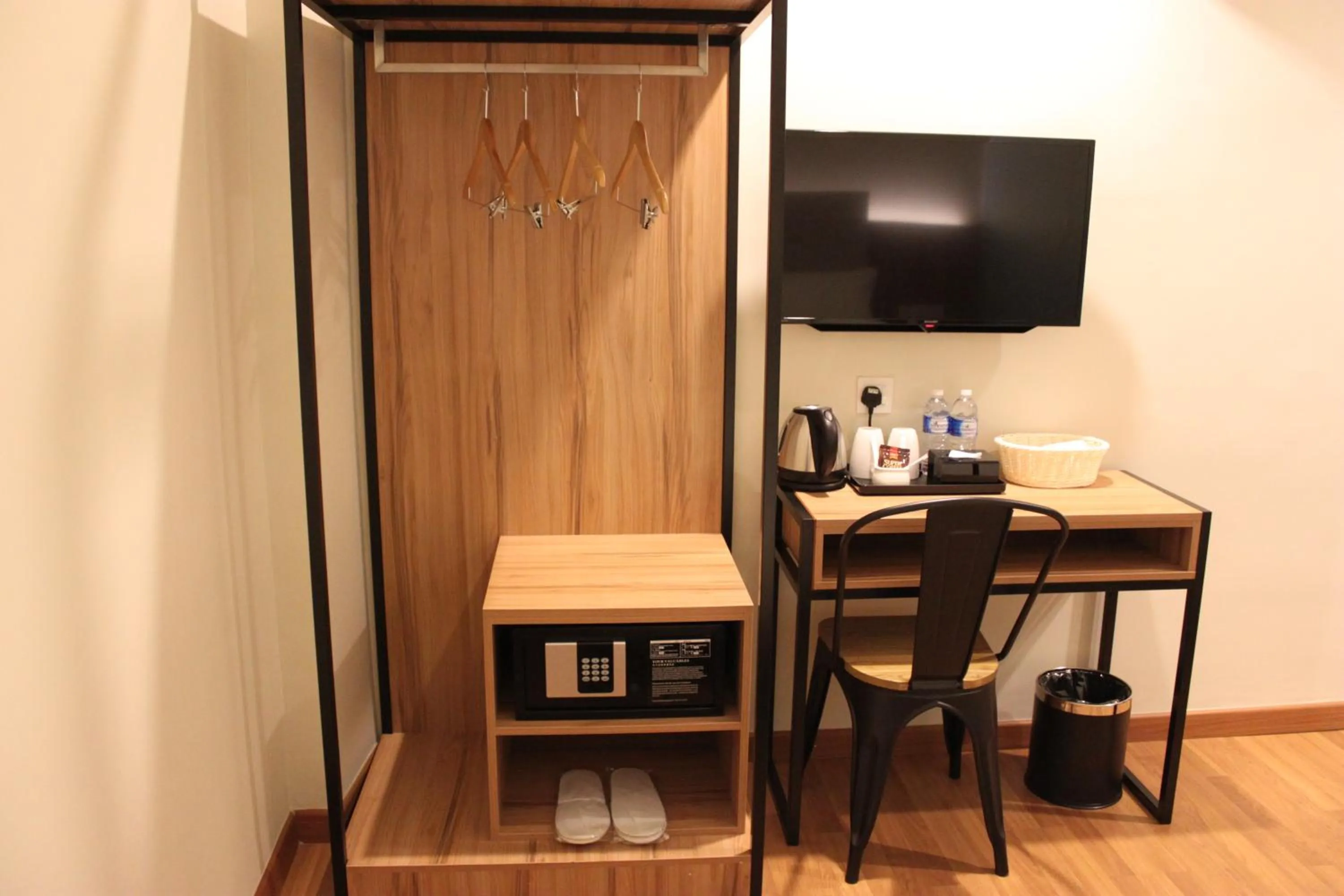 Deluxe Twin Window in BIG M Hotel