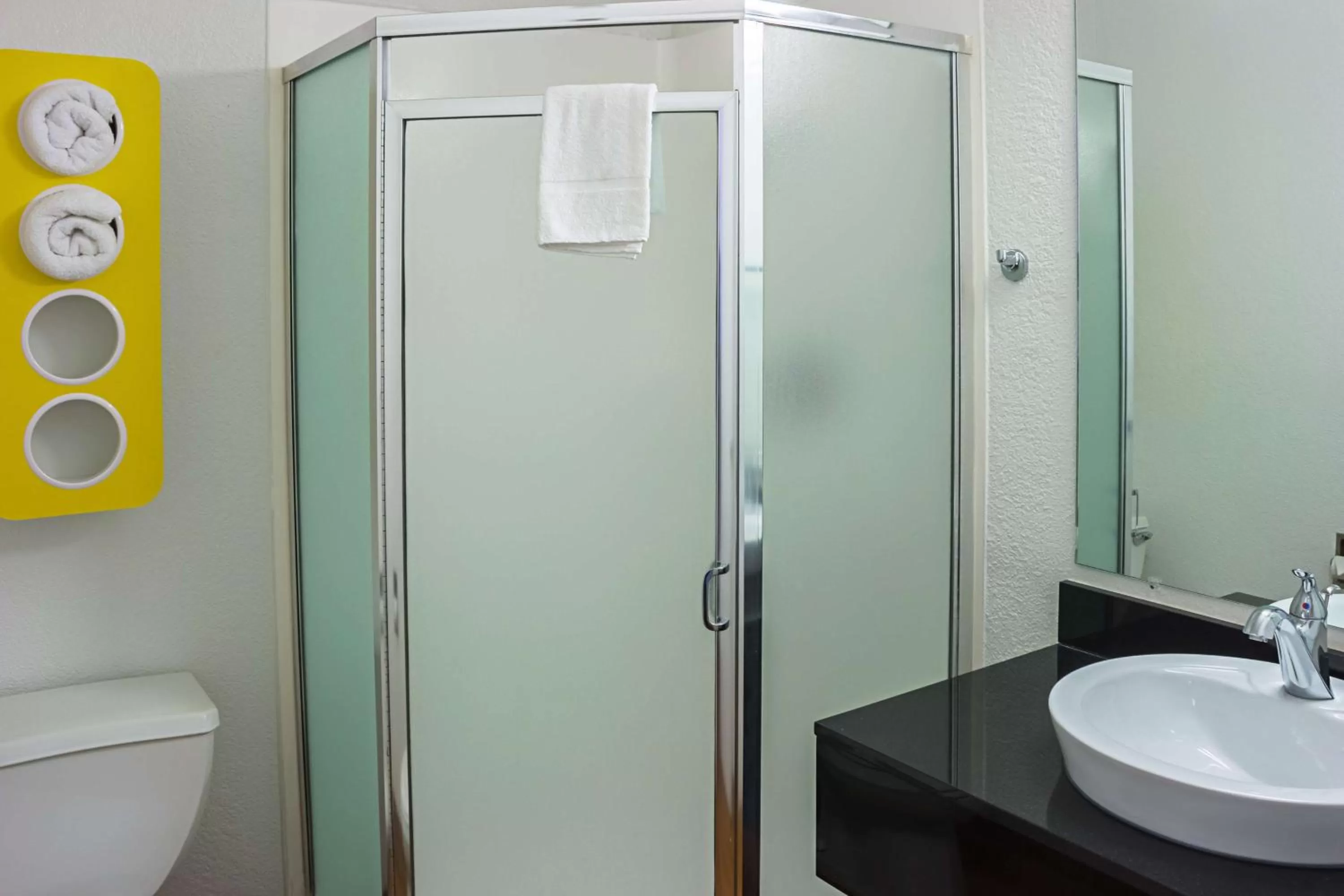 Double Room - Disability Access - Roll In Shower in Motel 6-Porterville, CA