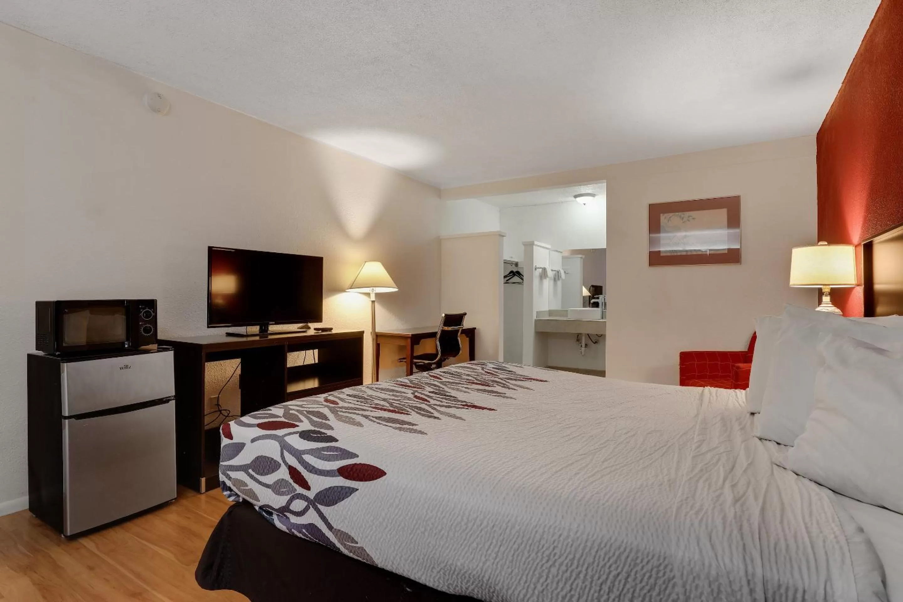 Superior King Room Non-Smoking in Red Roof Inn Needles