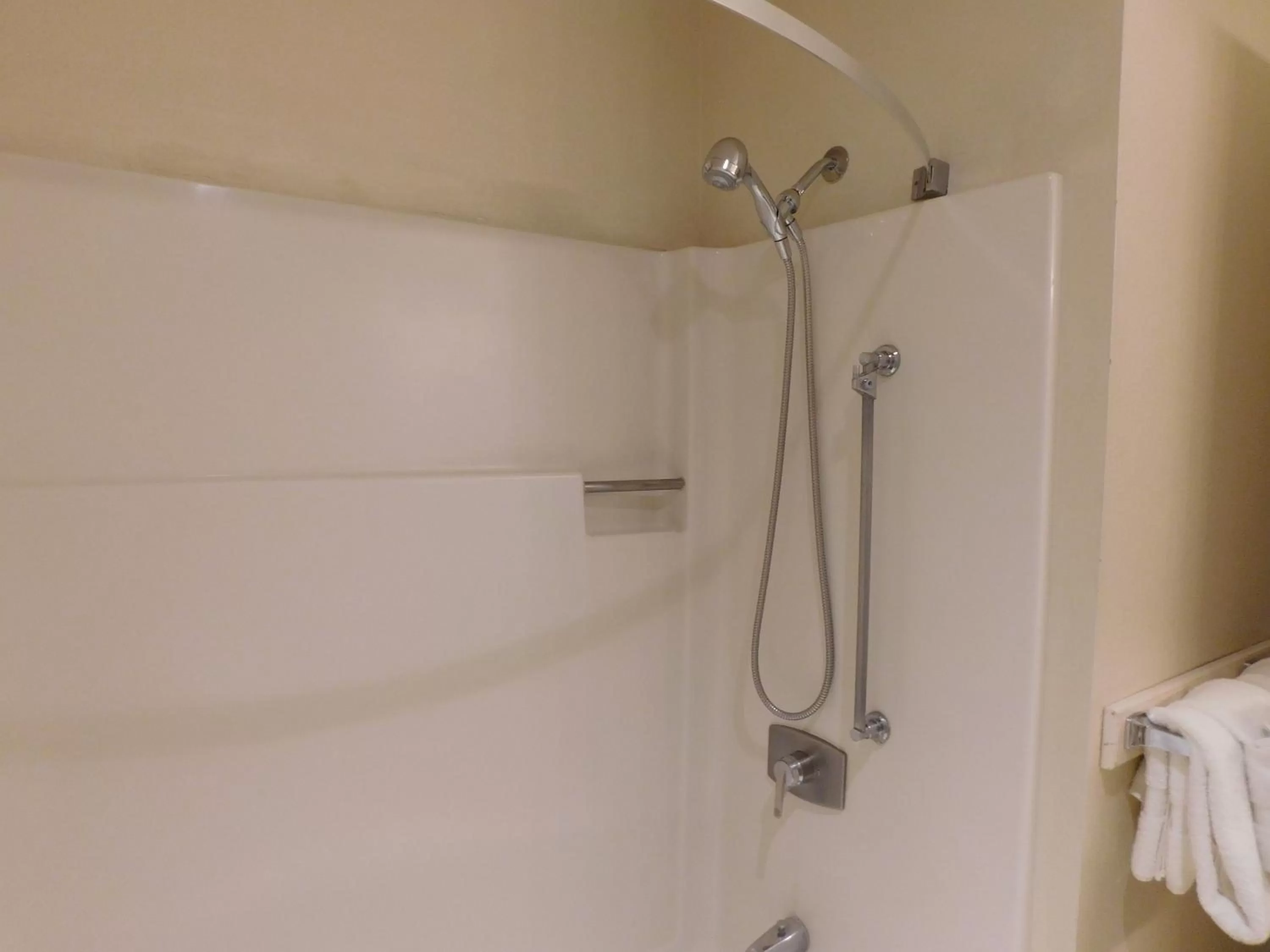 Queen Room with Two Queen Beds in Pacific Gardens Inn