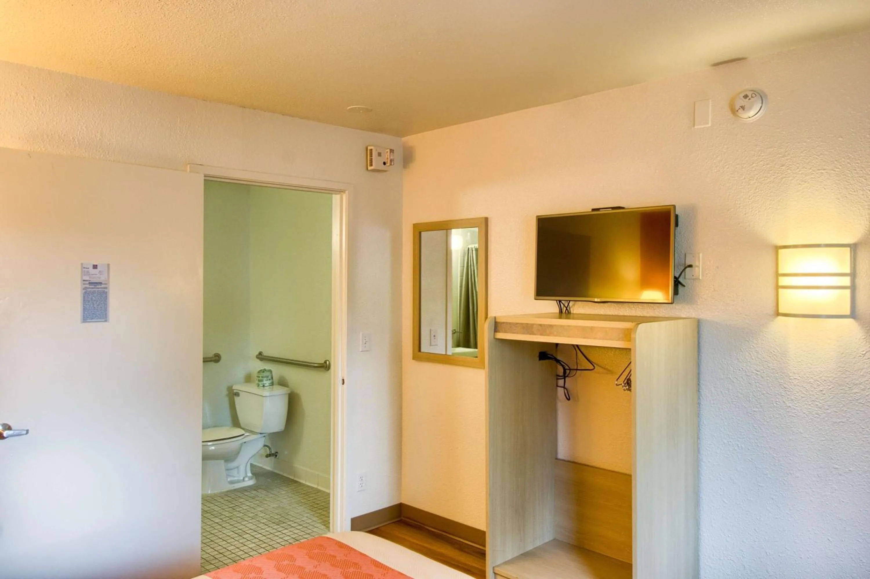 Queen Room - single occupancy in Motel 6-Everett, WA - North