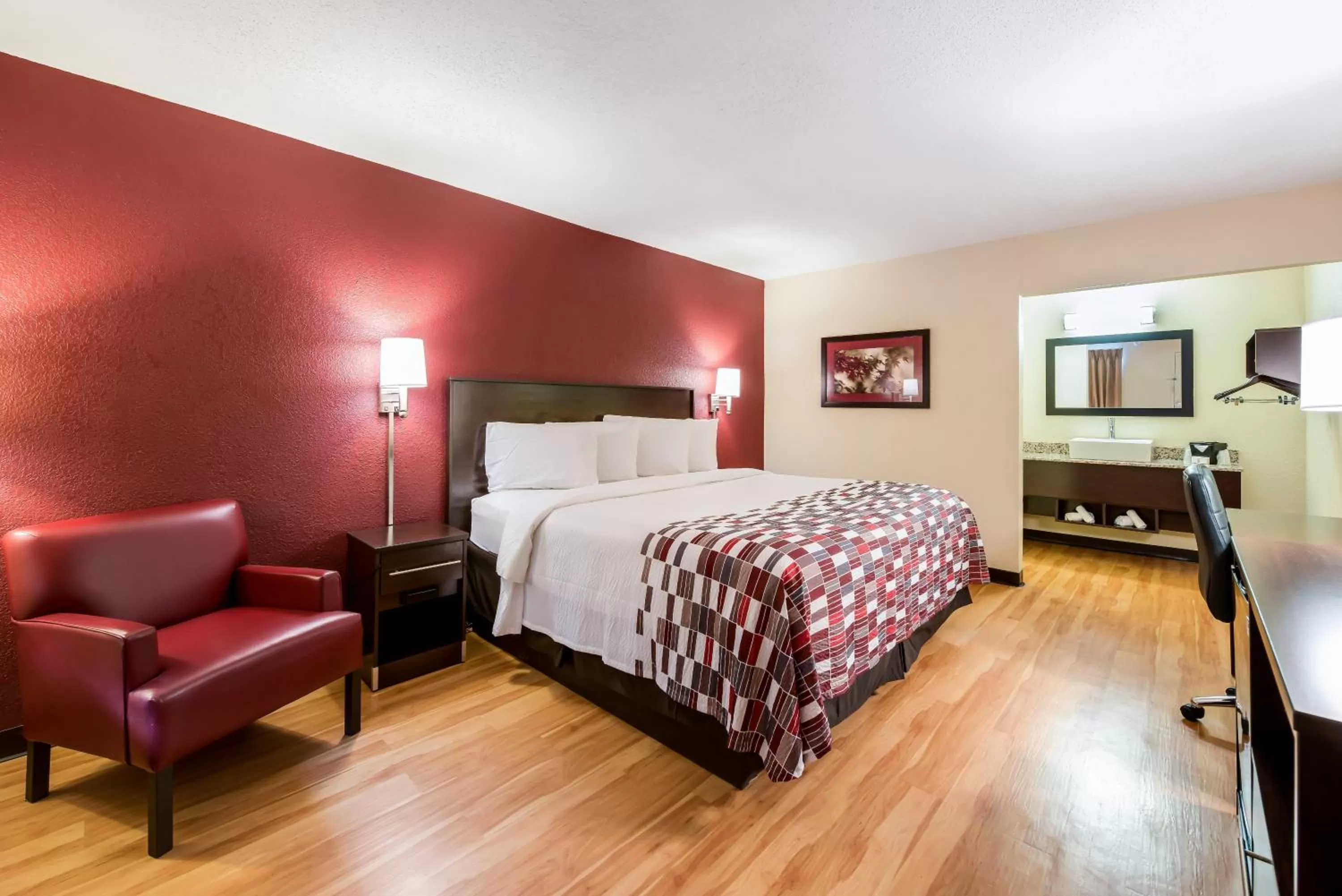 Deluxe King Room Non-Smoking in Red Roof Inn Marion, IN