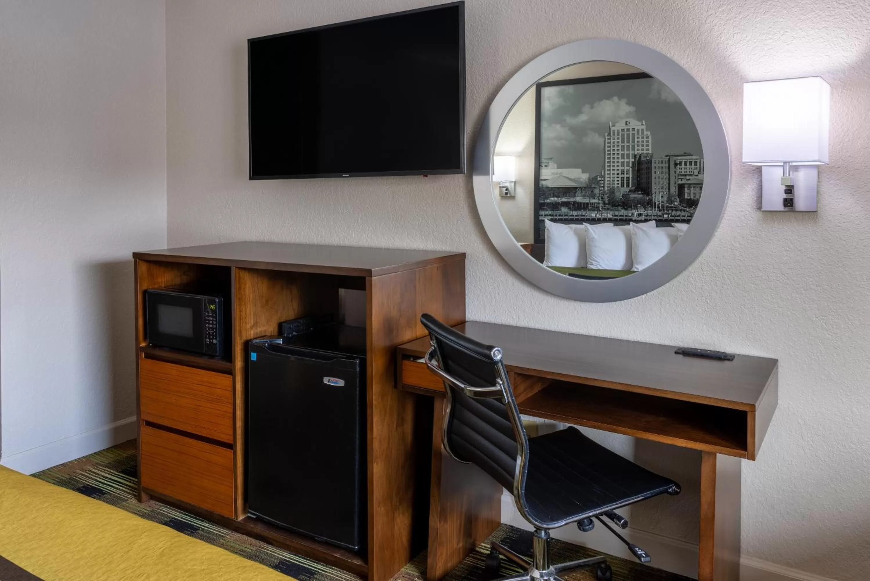 Deluxe Queen Room with Two Queen Beds - Smoking in Super 8 by Wyndham Williamsburg/Historic Area