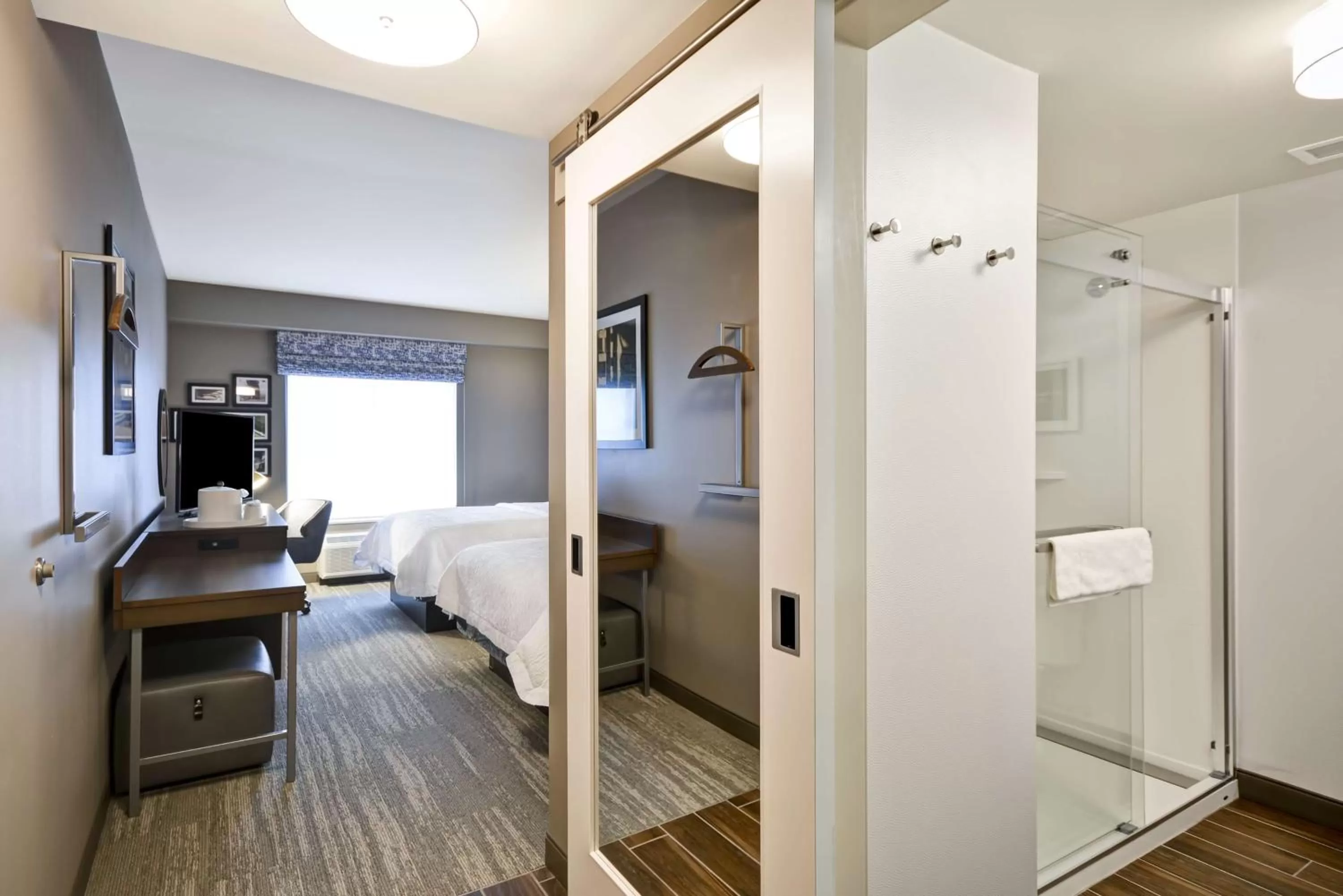 Queen Room with Two Queen Beds - Mobility Access/Non-Smoking in Hampton Inn Livonia Detroit