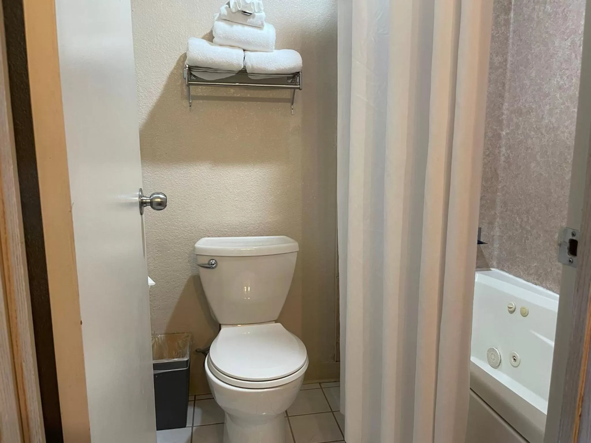 King Room in Americas Best Value Inn Lynnwood