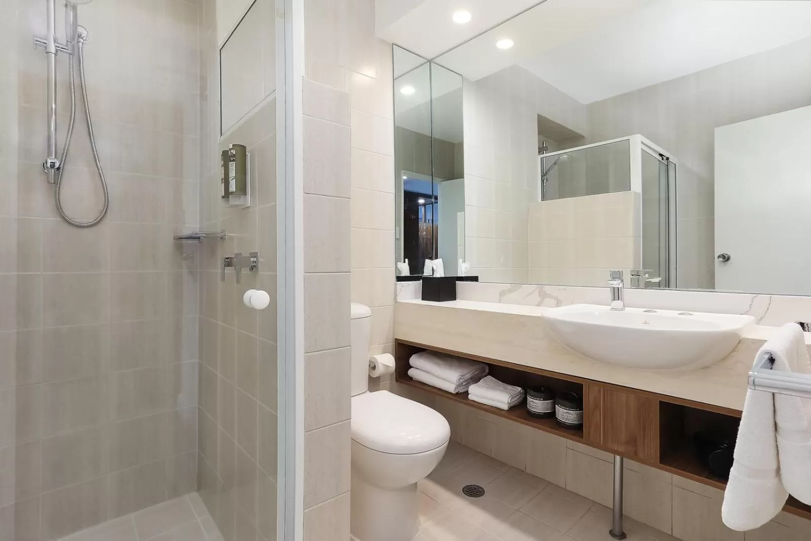 Deluxe Queen Room in Killara Hotel & Suites