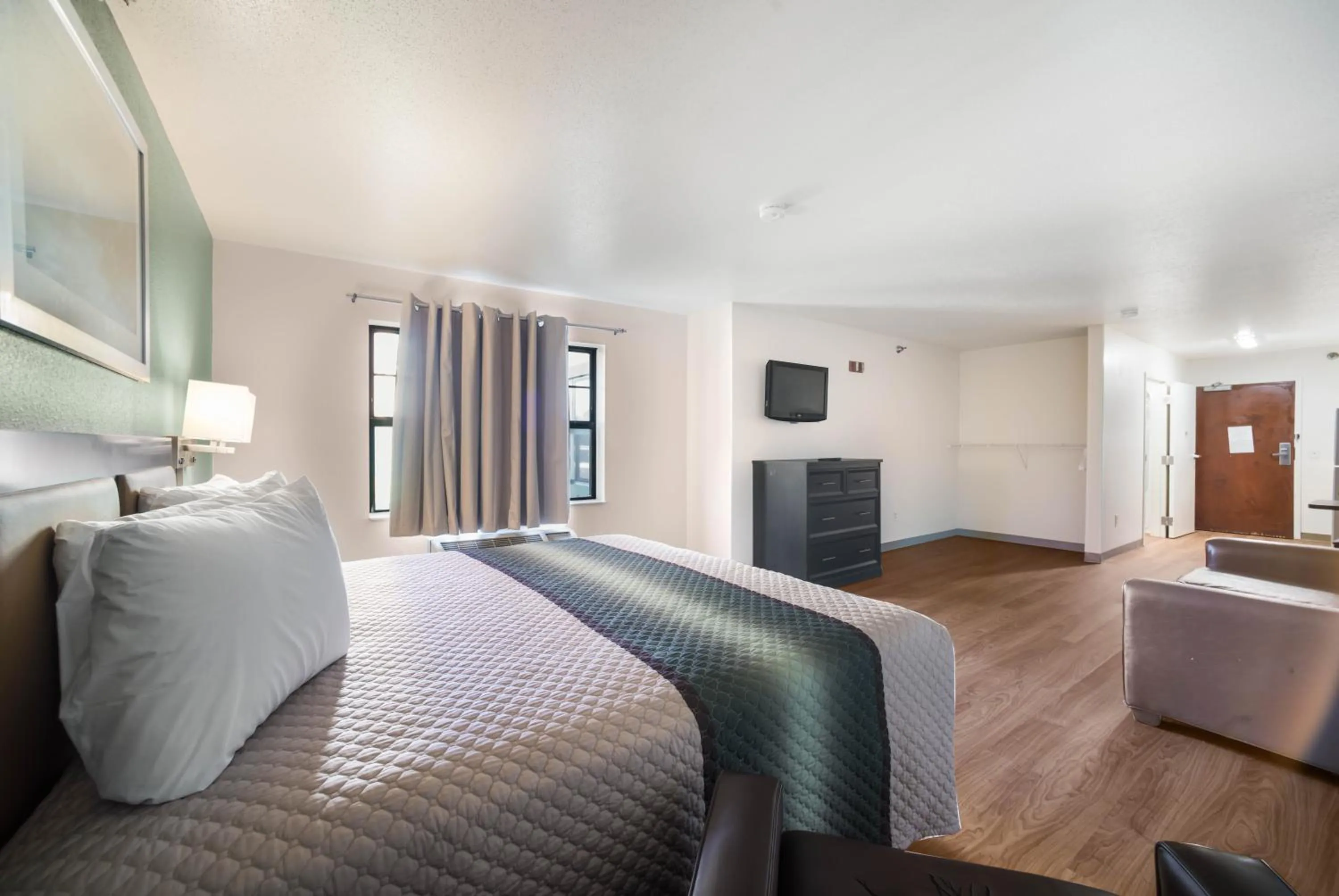  Suite King Room Non-Smoking         in HomeTowne Studios by Red Roof St. Louis - Airport/N Lindbergh