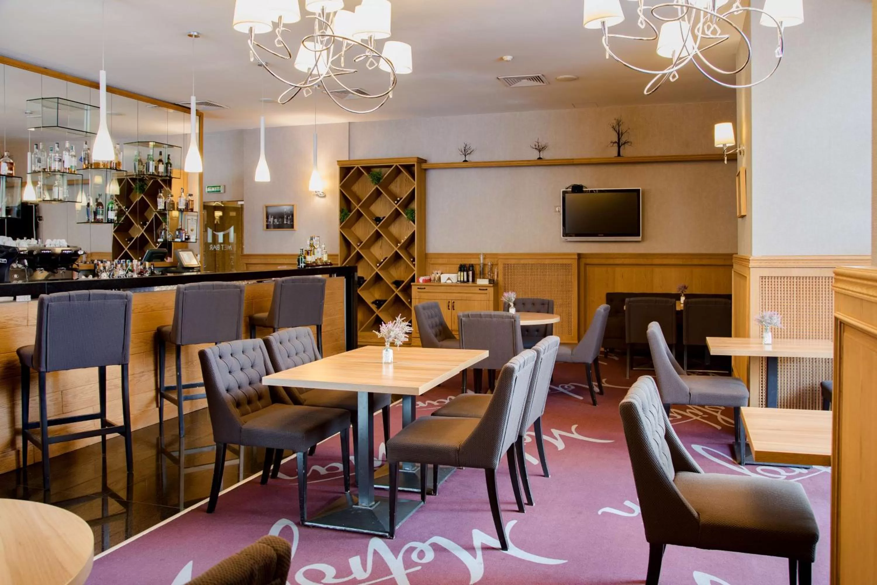 Lounge or bar in Metropolitan Hotel Sofia, a member of Radisson Individuals