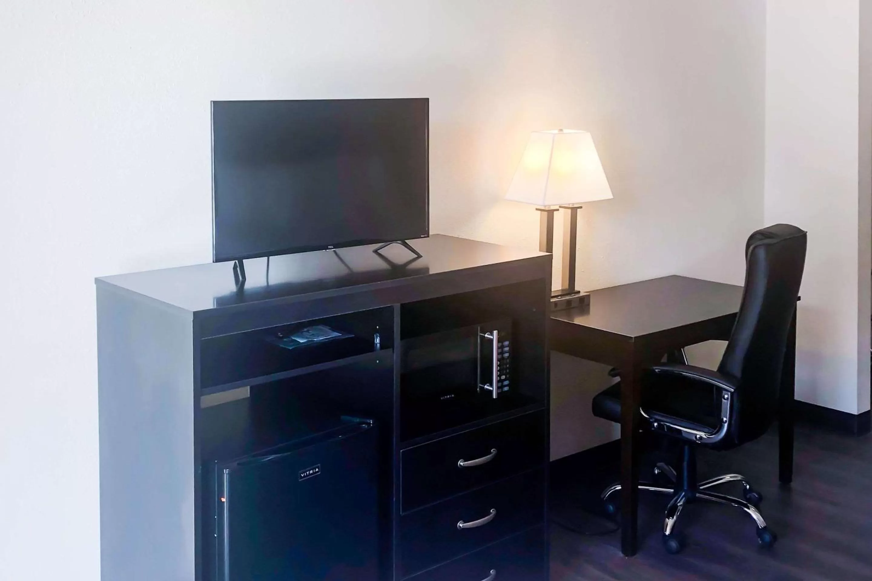 King Suite - Non-Smoking in Clarion Inn and Events Center Pueblo North