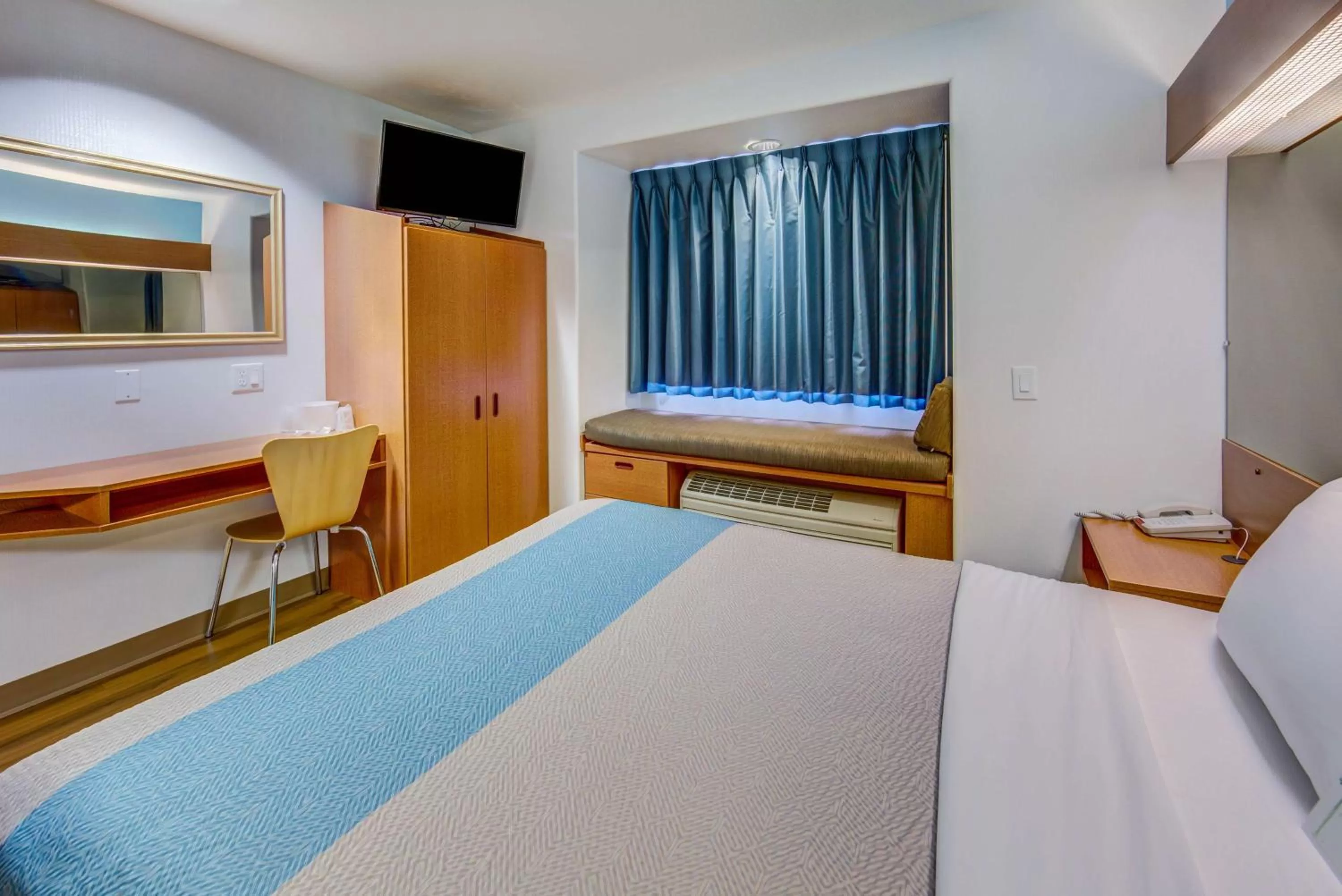 Queen Room - Disability Access - Non-Smoking in Motel 6-Sutherlin, OR