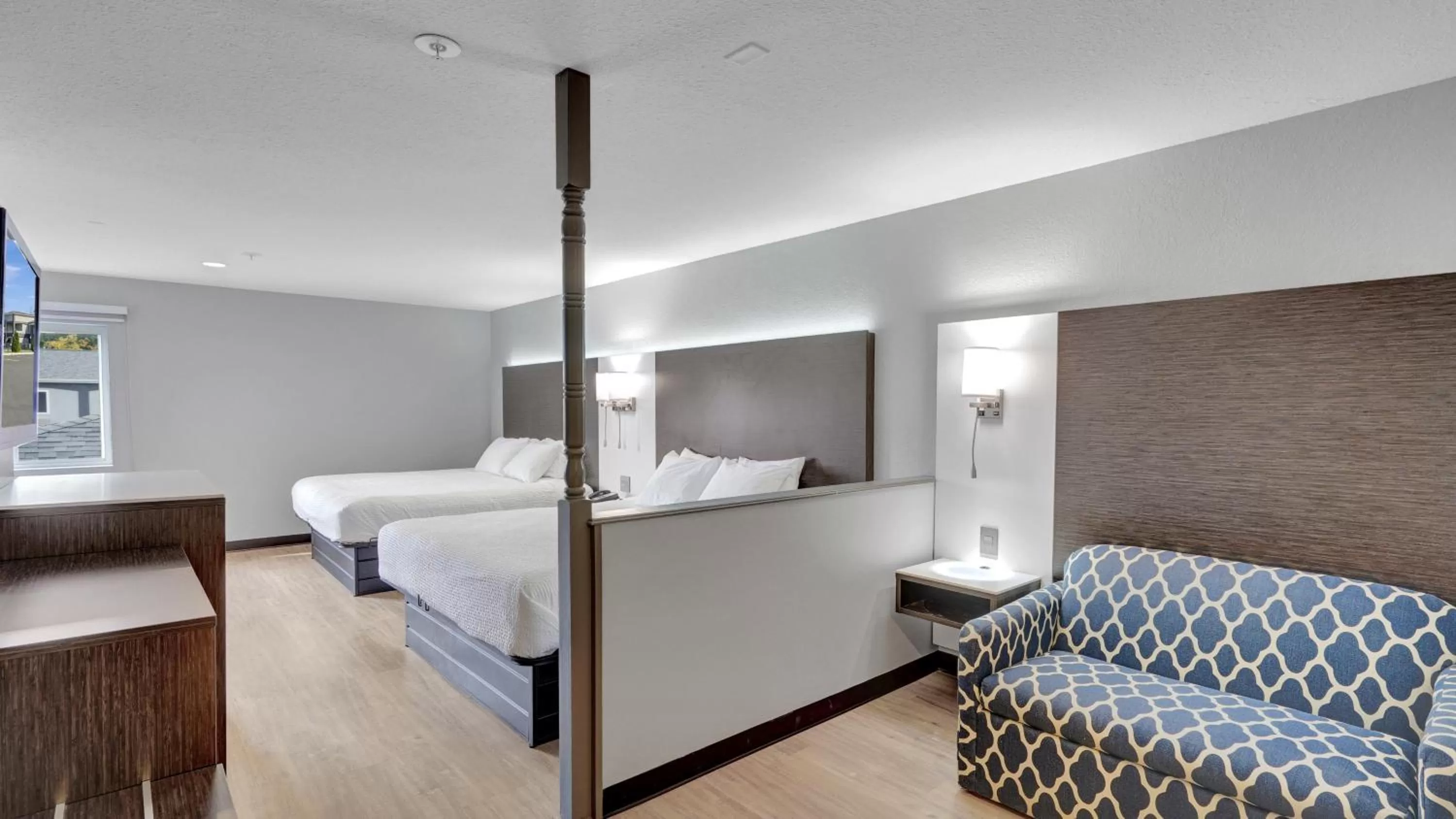 King Junior Suite -  Non-Smoking in Days Inn & Suites by Wyndham Niagara Falls/Buffalo