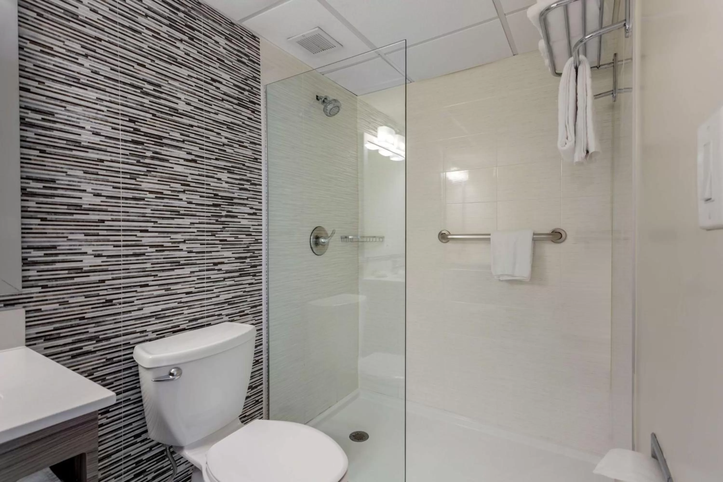 King Room with Roll-In Shower - Mobility Access in Best Western Plus Brooklyn Bay Hotel