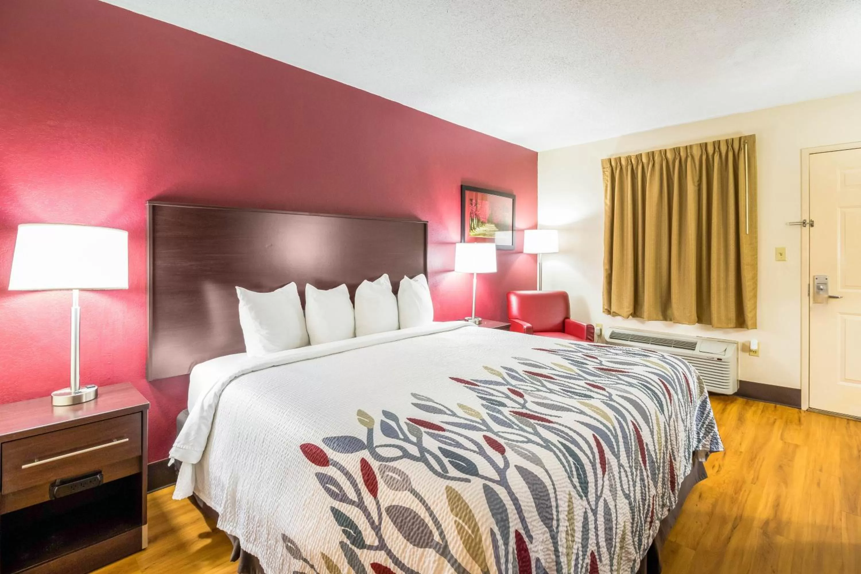 Deluxe King with Jetted Tub Smoking in Red Roof Inn Clarksville