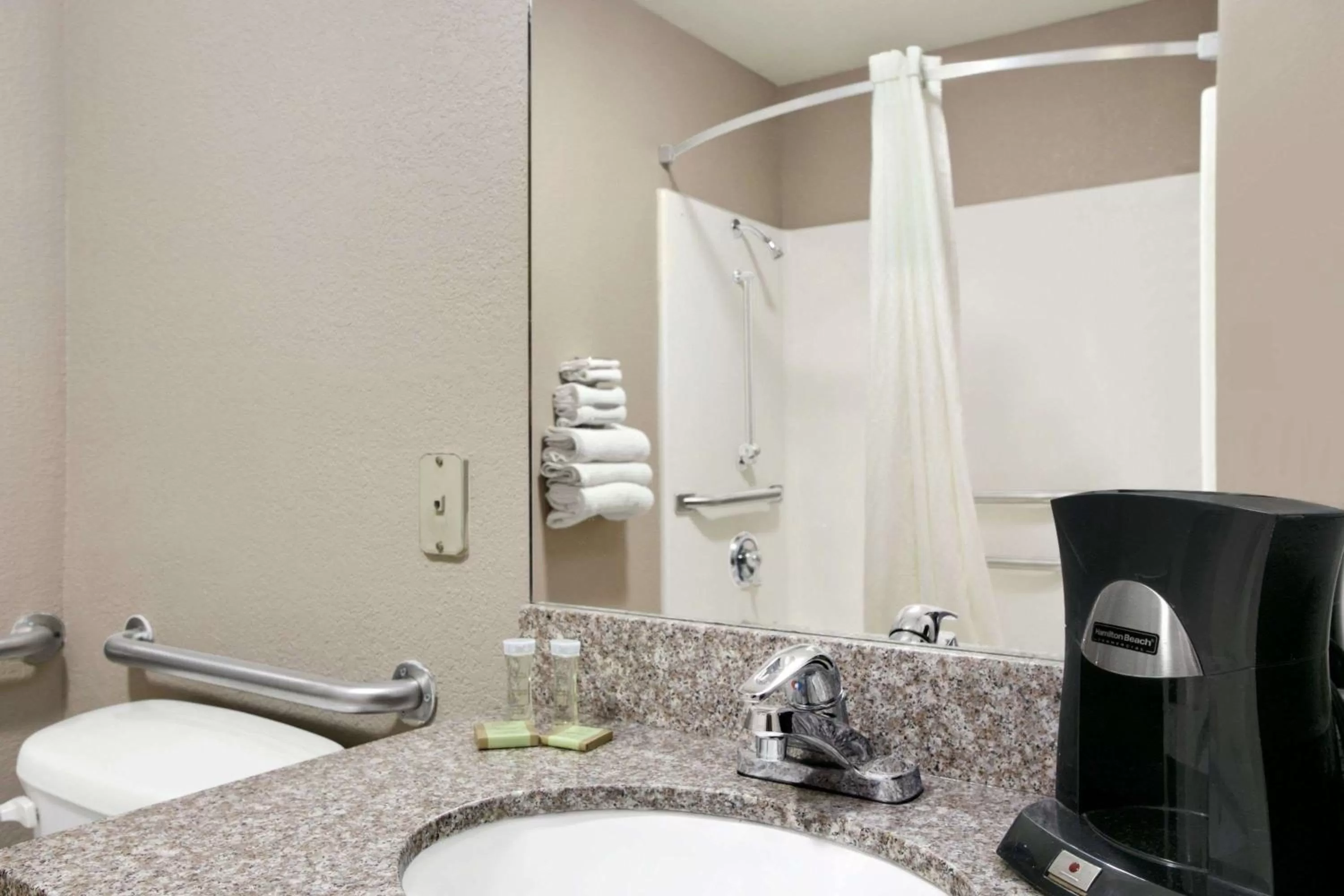 Queen Room - Disability Access - Non-Smoking in Super 8 by Wyndham Stafford/Springfield Area