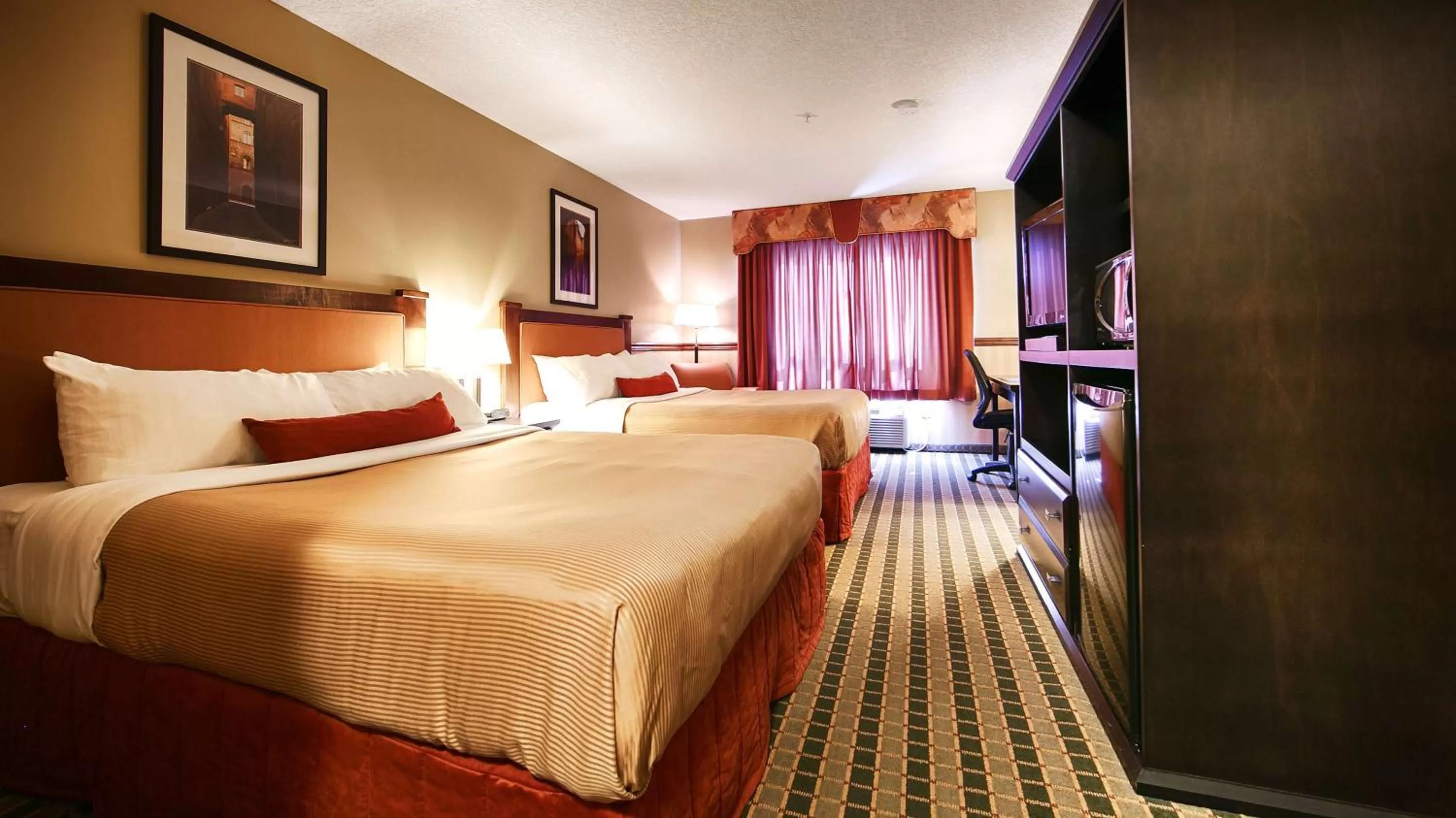 Queen Room with Two Queen Beds in Best Western Diamond Inn