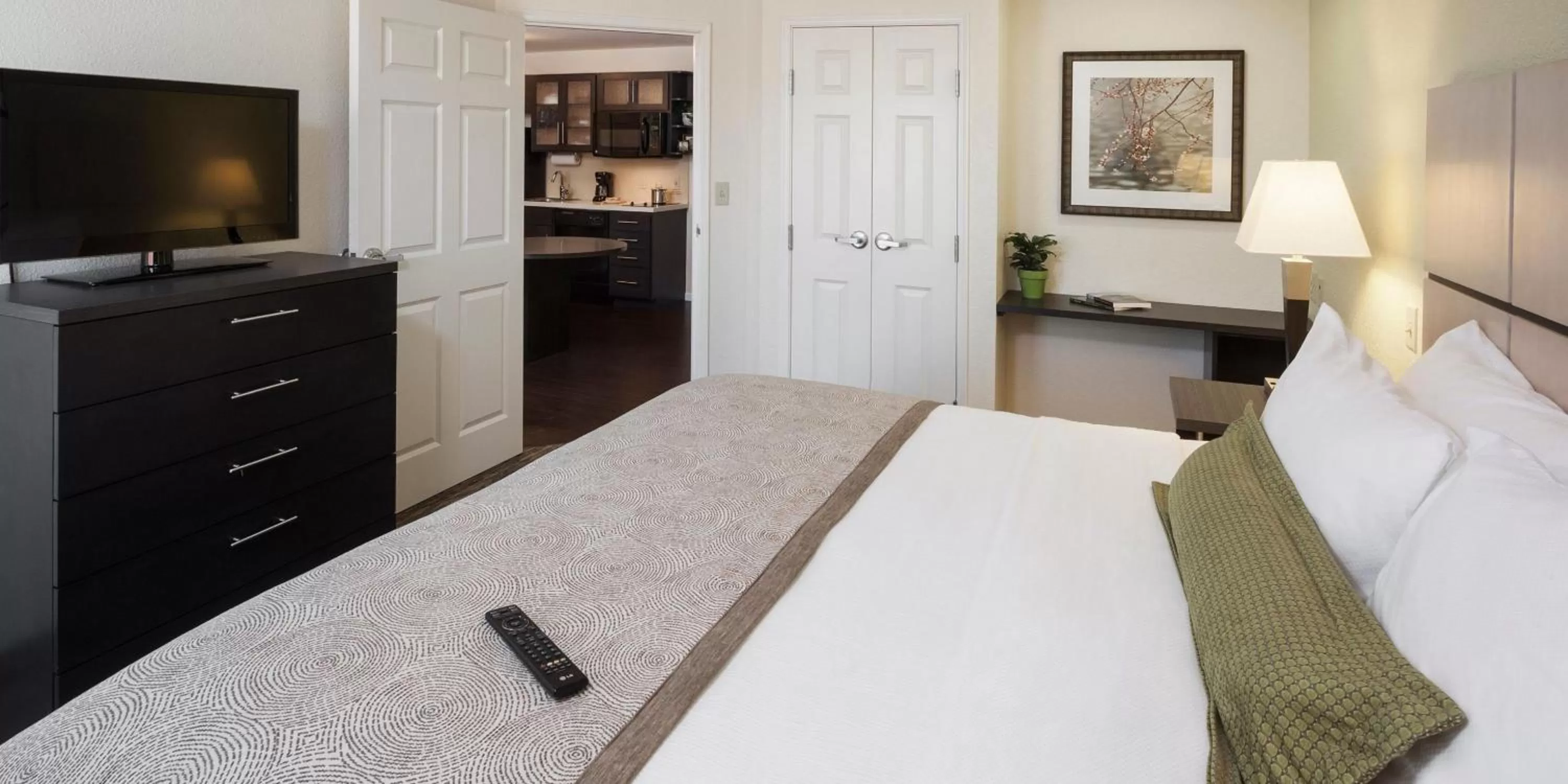 One-Bedroom Queen Room with Mobility Accessible Tub - Non-Smoking in Candlewood Suites Pearl by IHG
