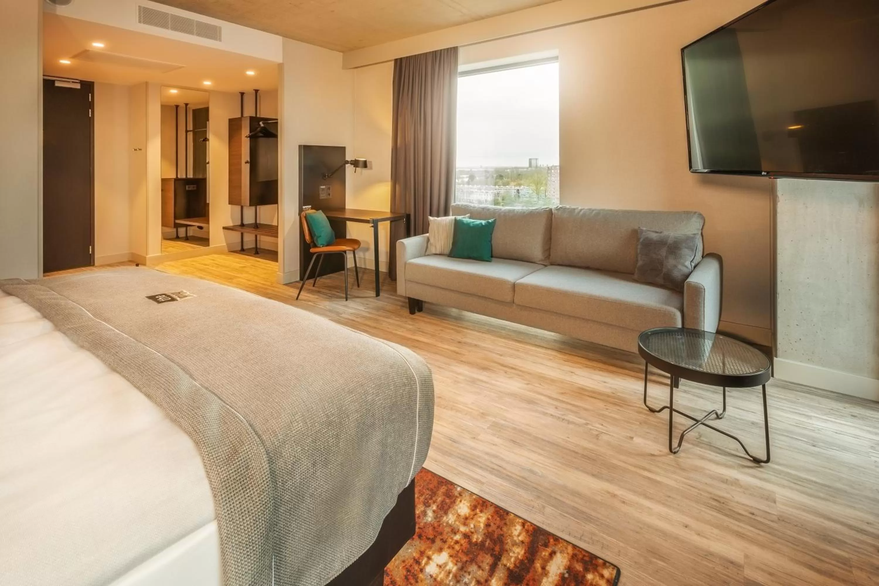 Premium Queen Room with Sofa Bed and Harbor View in Holiday Inn - the niu, Fender Amsterdam