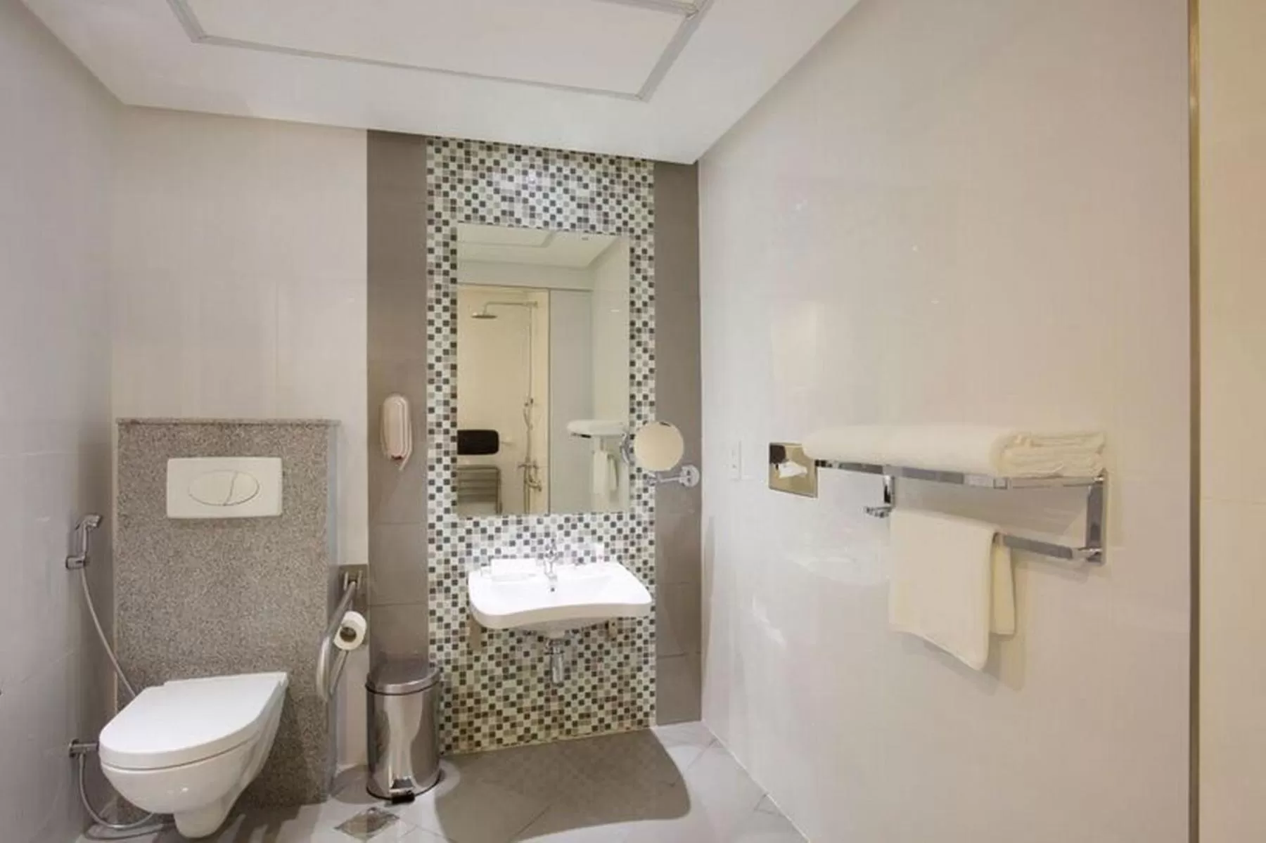 Deluxe Twin Room Smoking in Wyndham Garden Manama