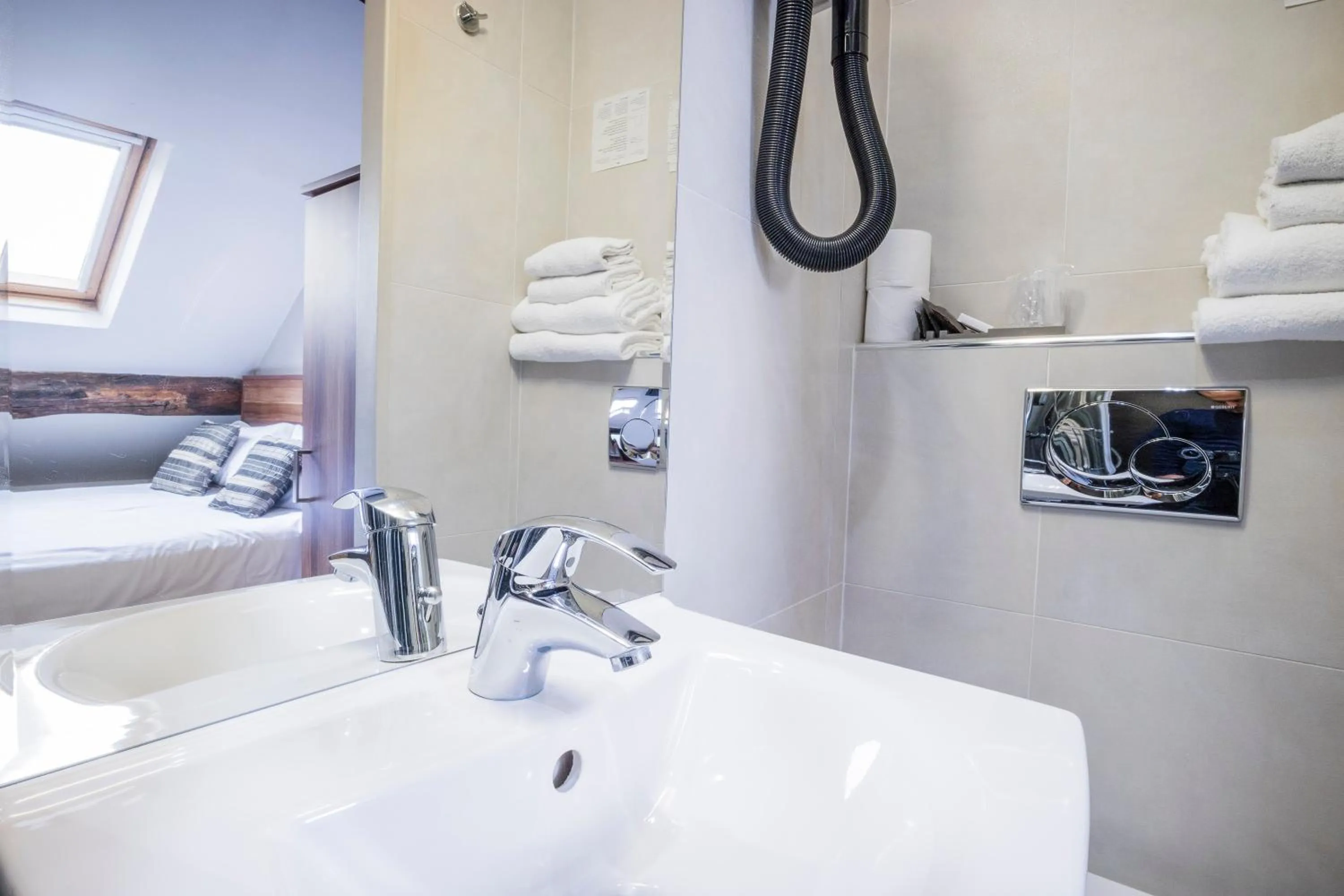 Single Room in Hotel Chabrol Opera