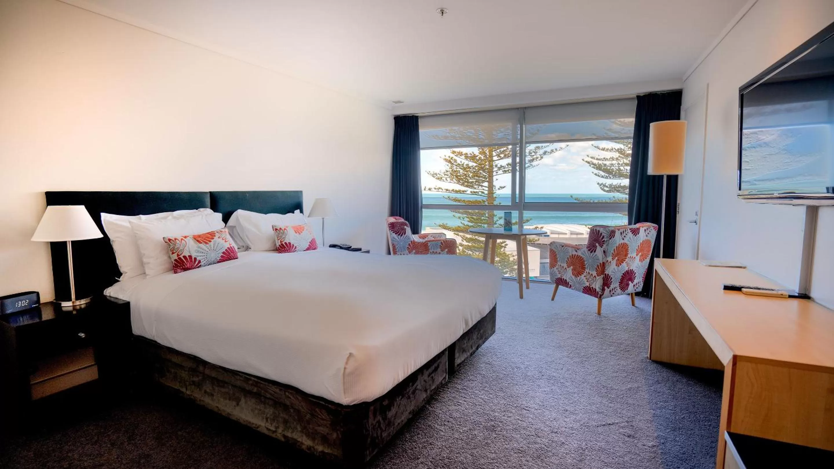 Pacific View Superior King Room in Scenic Hotel Te Pania