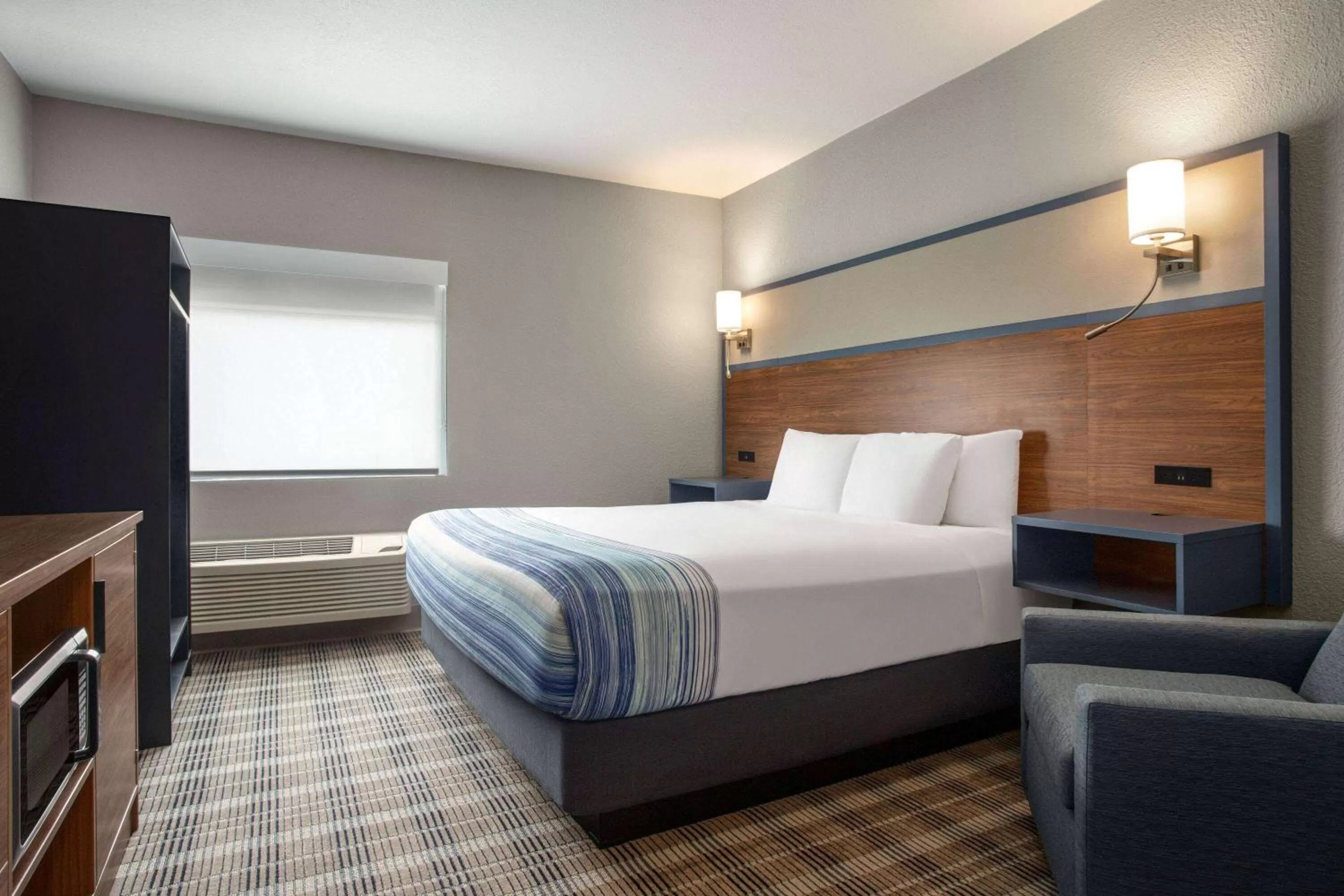 1 King Bed Mobility Accessible Room, Roll-In Shower, Non-Smoking in AmericInn by Wyndham Branson & Conference Center