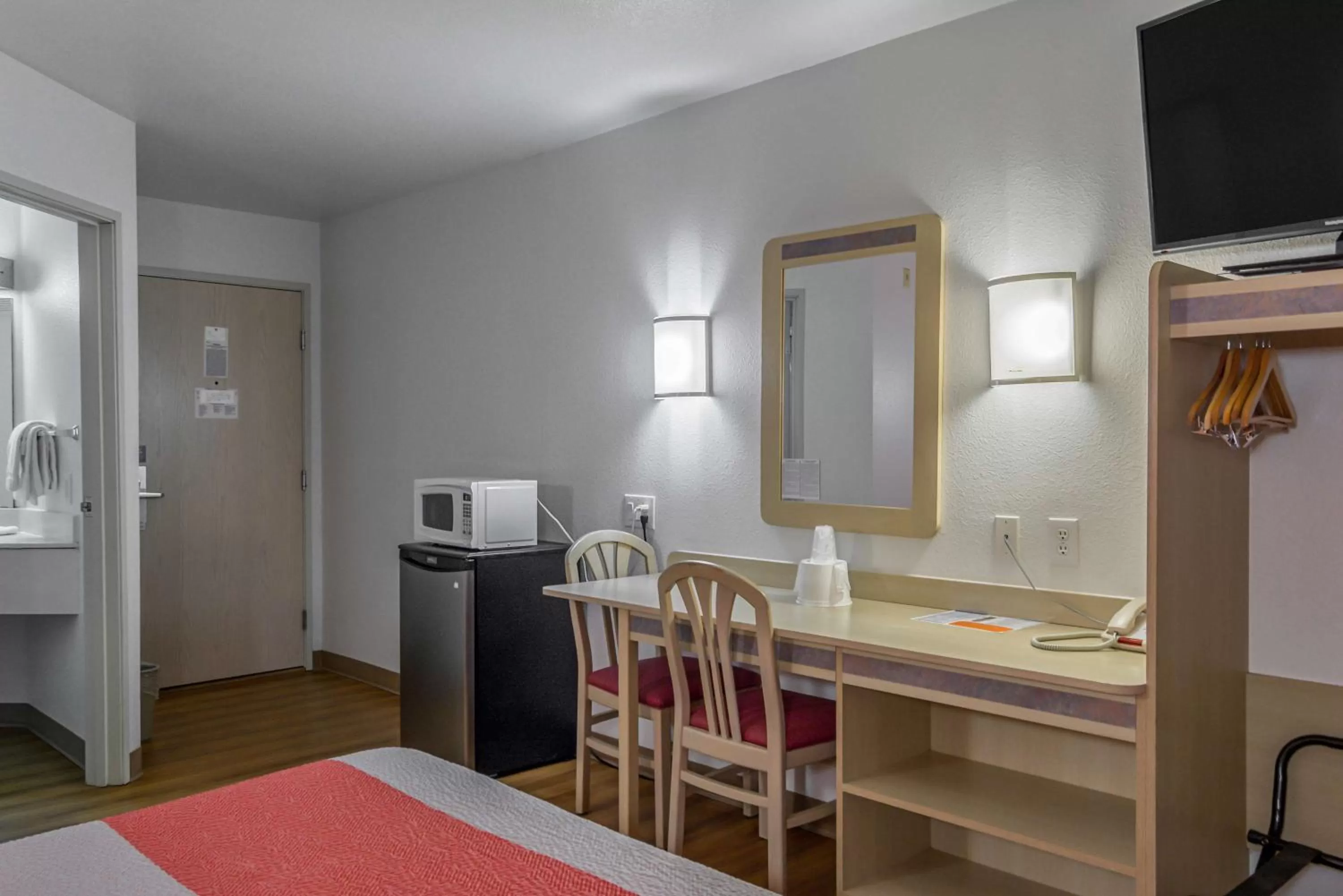 Queen Room - single occupancy - Non-Smoking in Motel 6-Redmond, OR