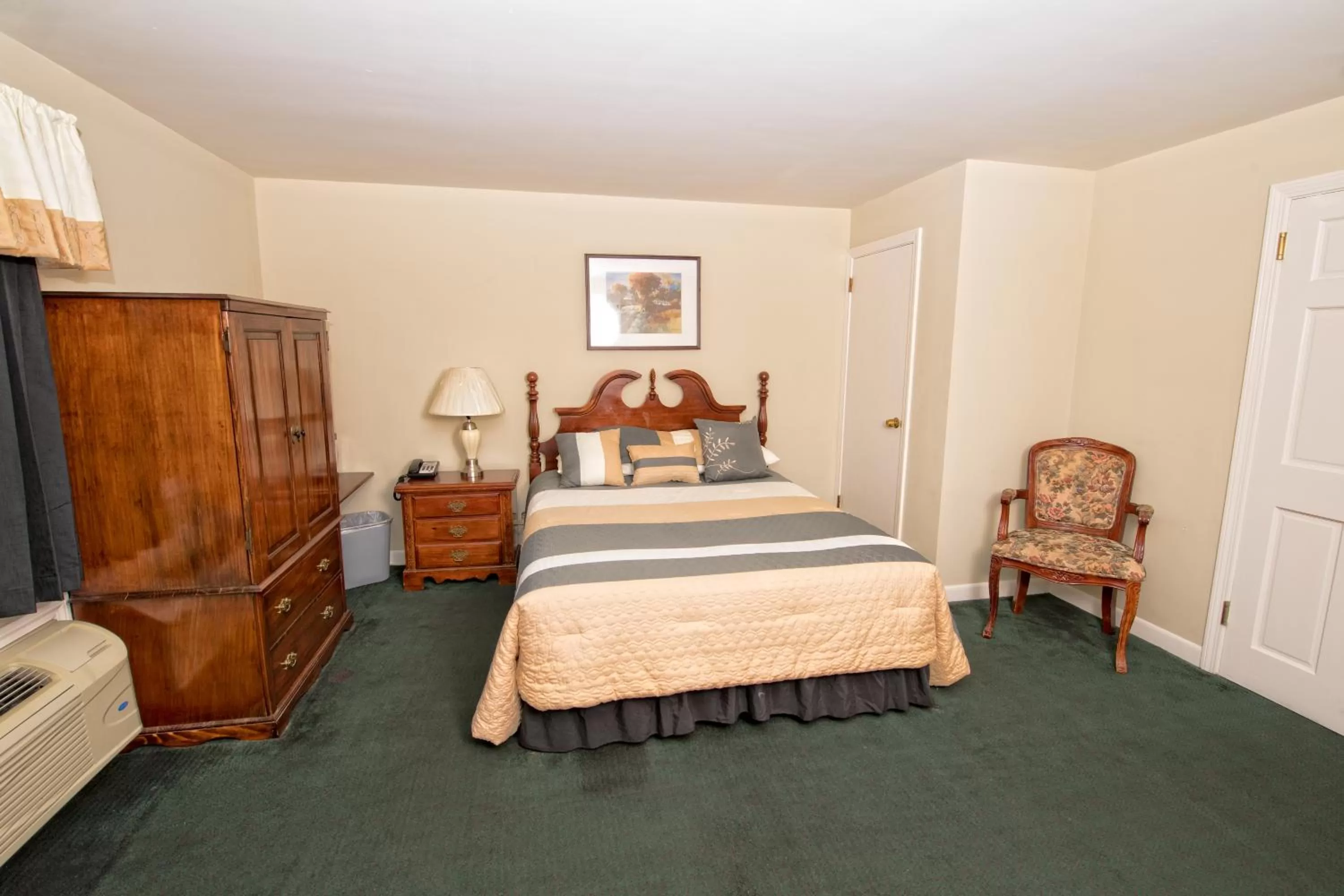 Deluxe Queen Room - Non-Smoking  in Colonial Inn Seekonk