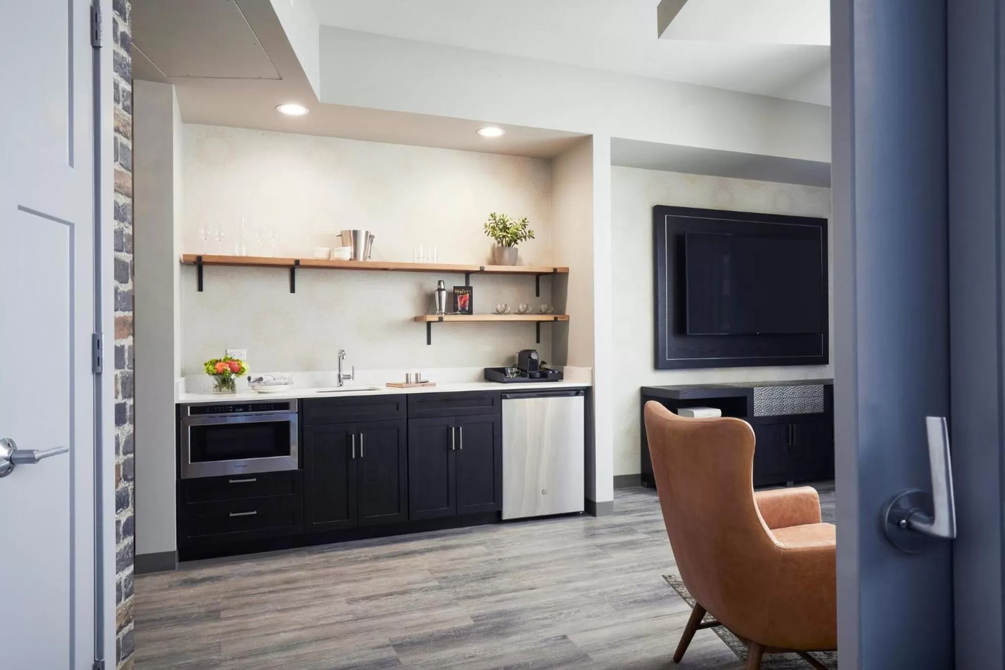 Archer’s Den Mobility-Accessible Suite with Balcony and Roll-In Shower in Archer Hotel Tysons