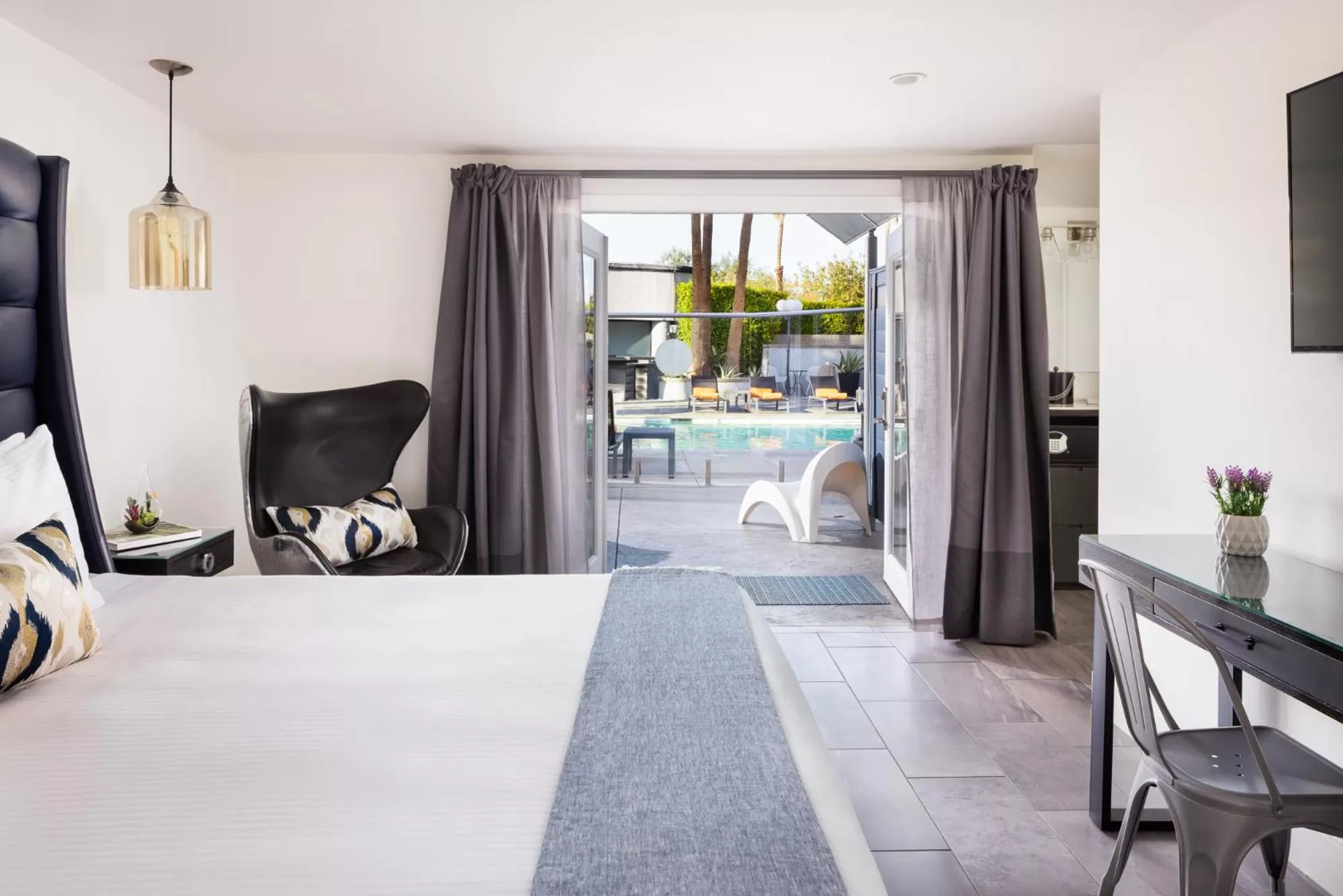 Deluxe King Room in The Palm Springs Hotel