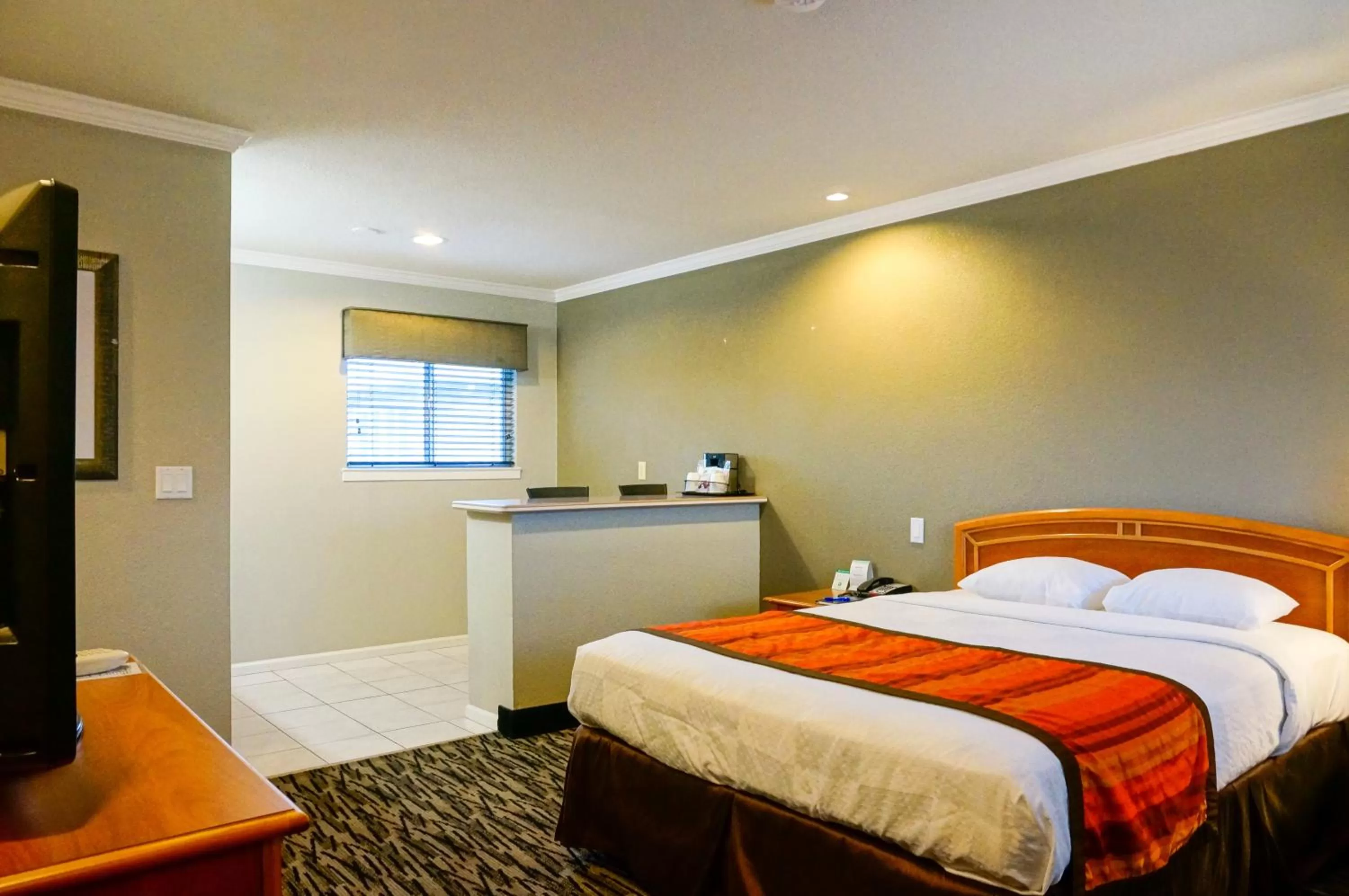 Two-Bedroom Queen Suite in Hotel Parmani Near Stanford University