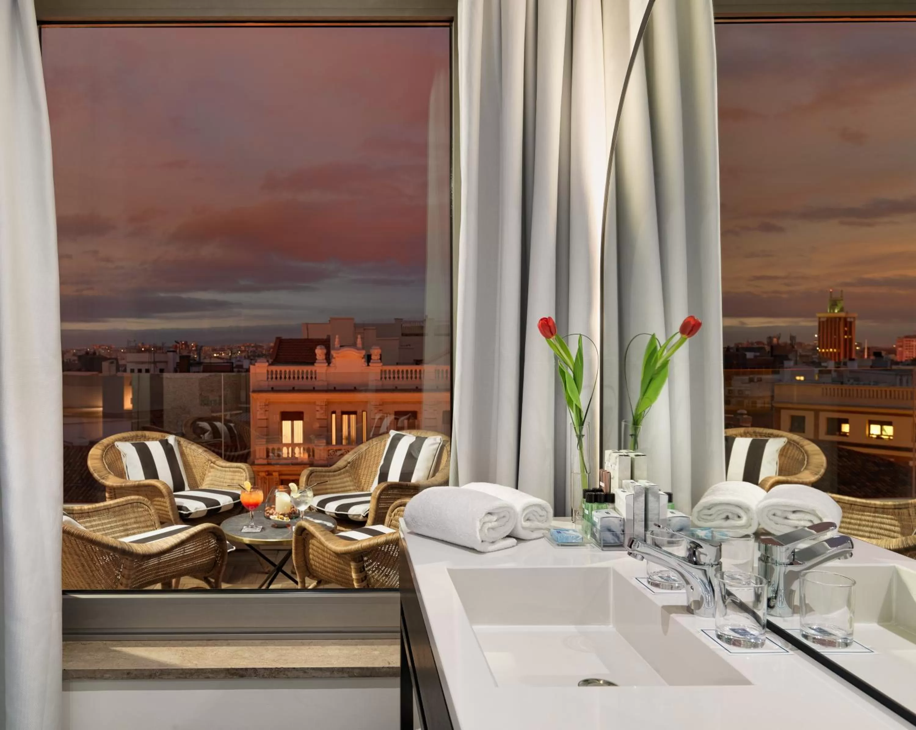 Deluxe Double Room with Terrace in H10 Puerta de Alcalá