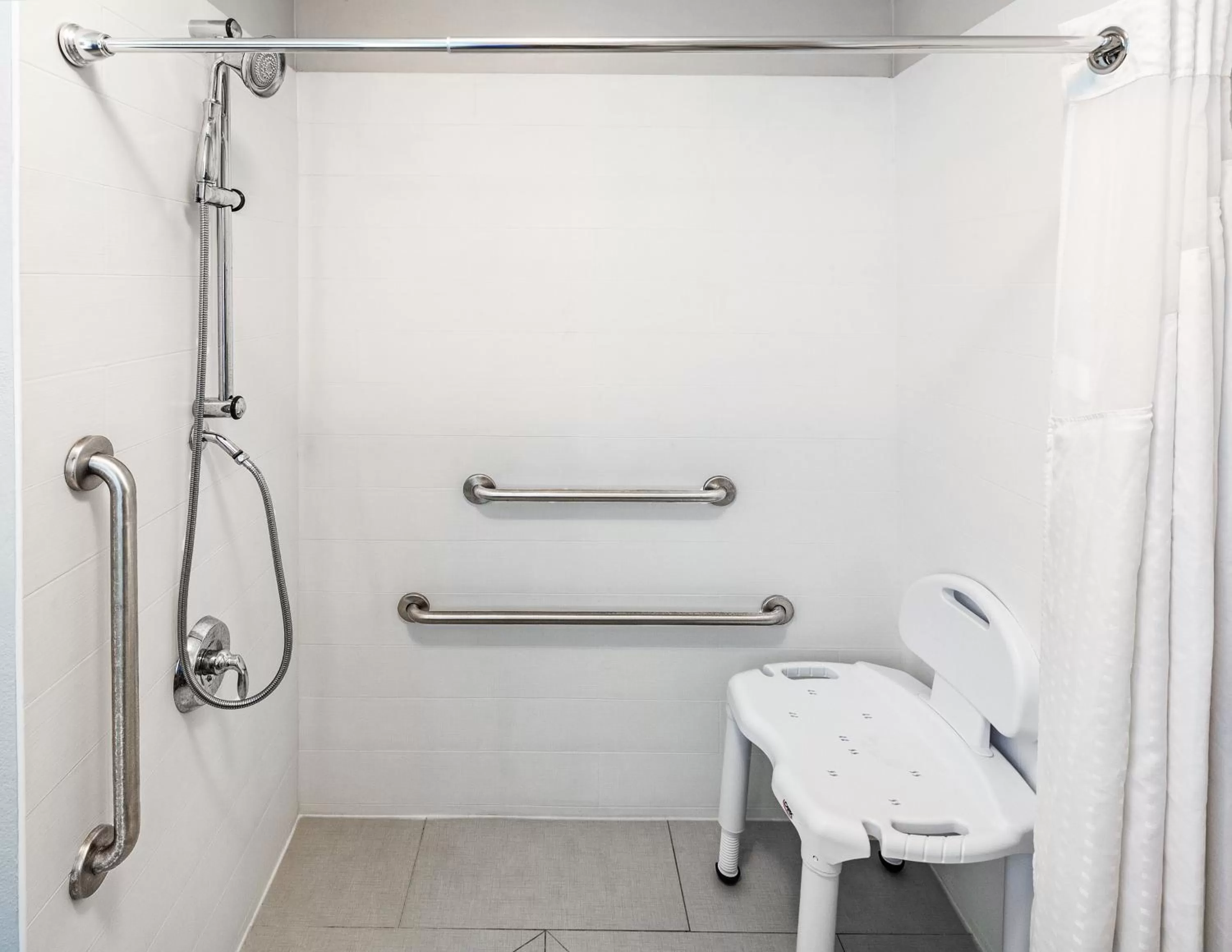 King Room - Hearing Accessible - Roll-in Shower in Holiday Inn Express & Suites Baton Rouge East by IHG