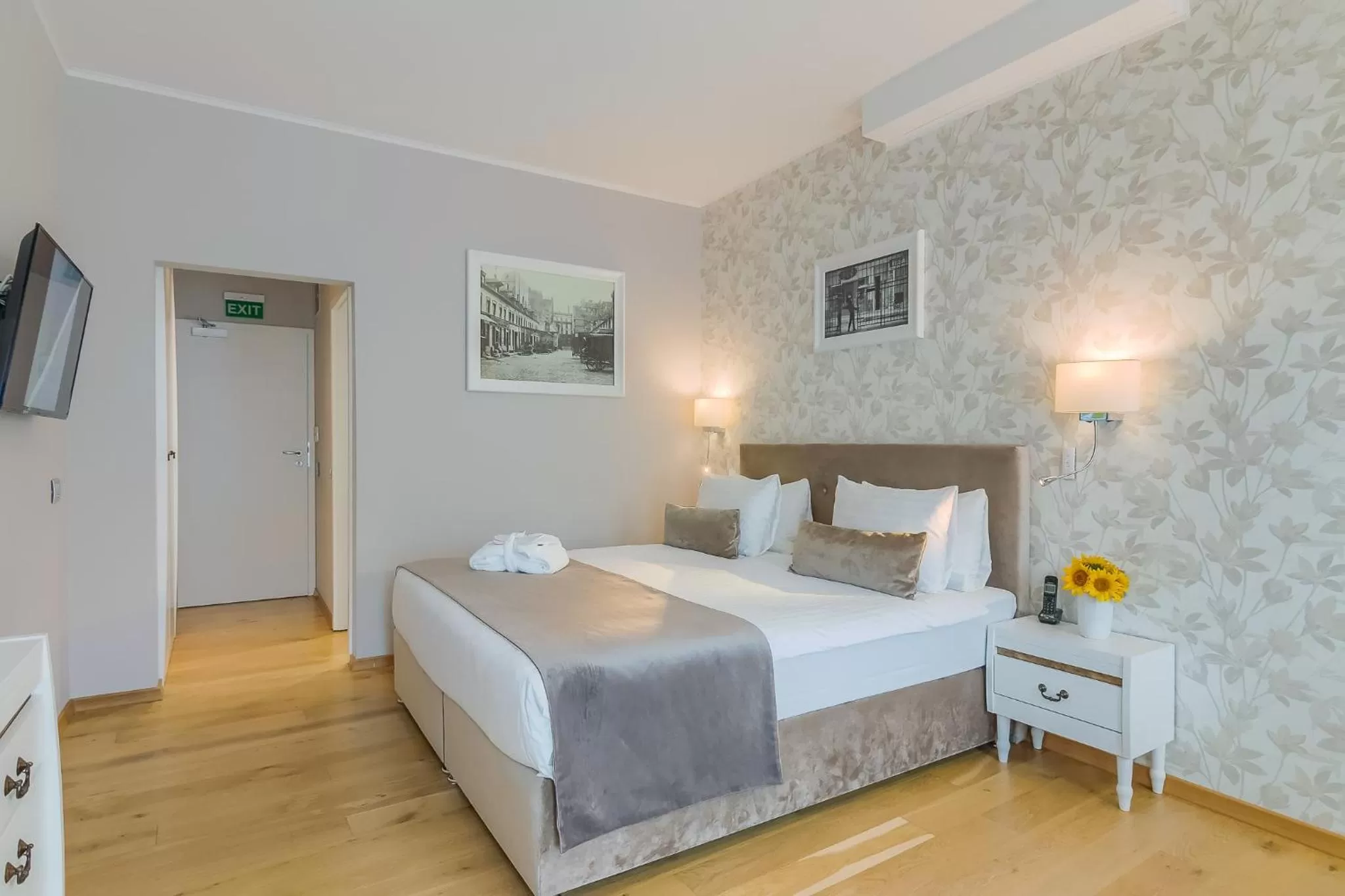 Deluxe Double Room in New Era Hotel Old Town Party Zone Bucharest- parking with fee nearby - NOT at the hotel !
