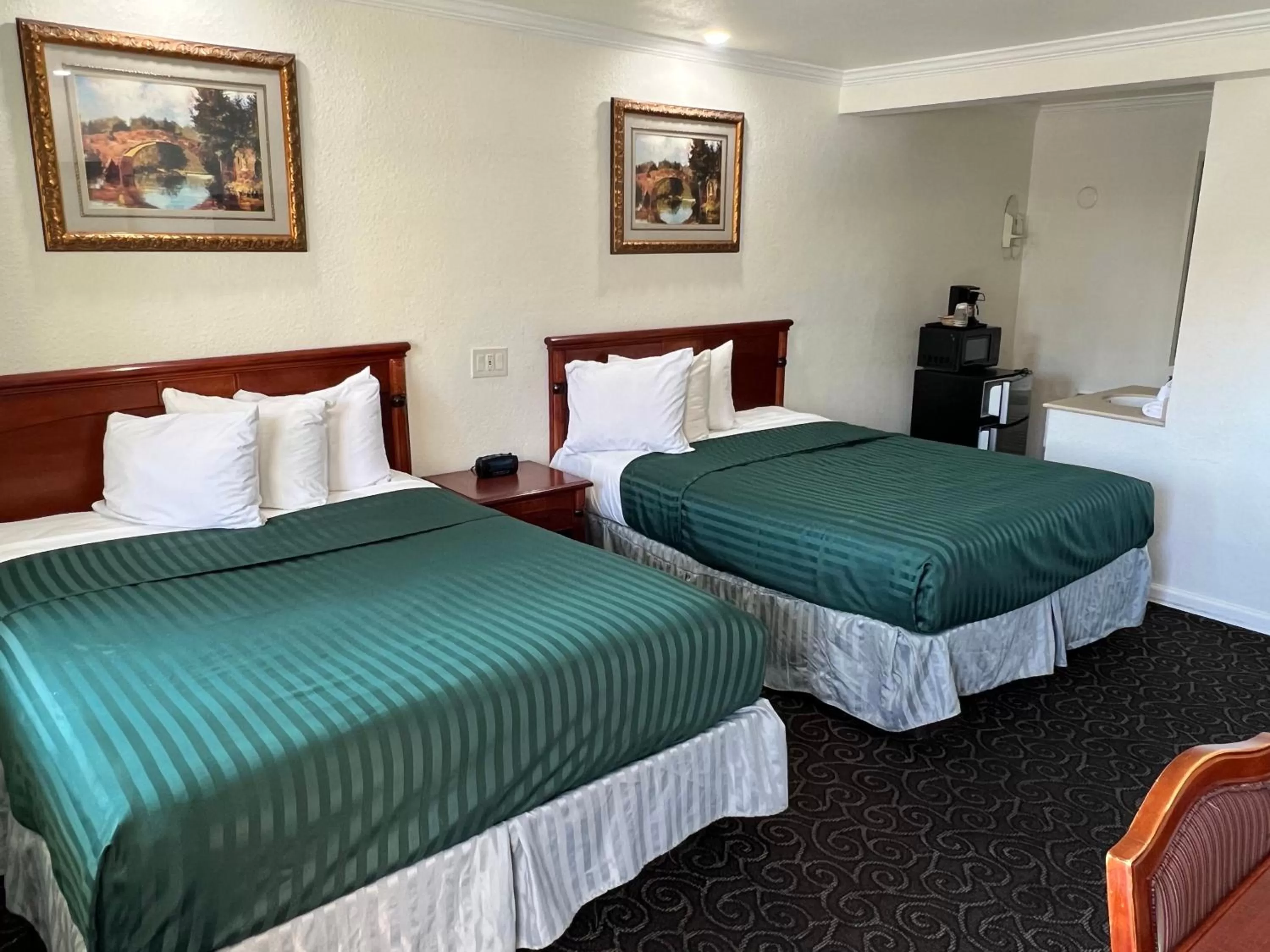 Queen Room with Two Queen Beds - Non-Smoking in Americas Best Value Inn Hanford