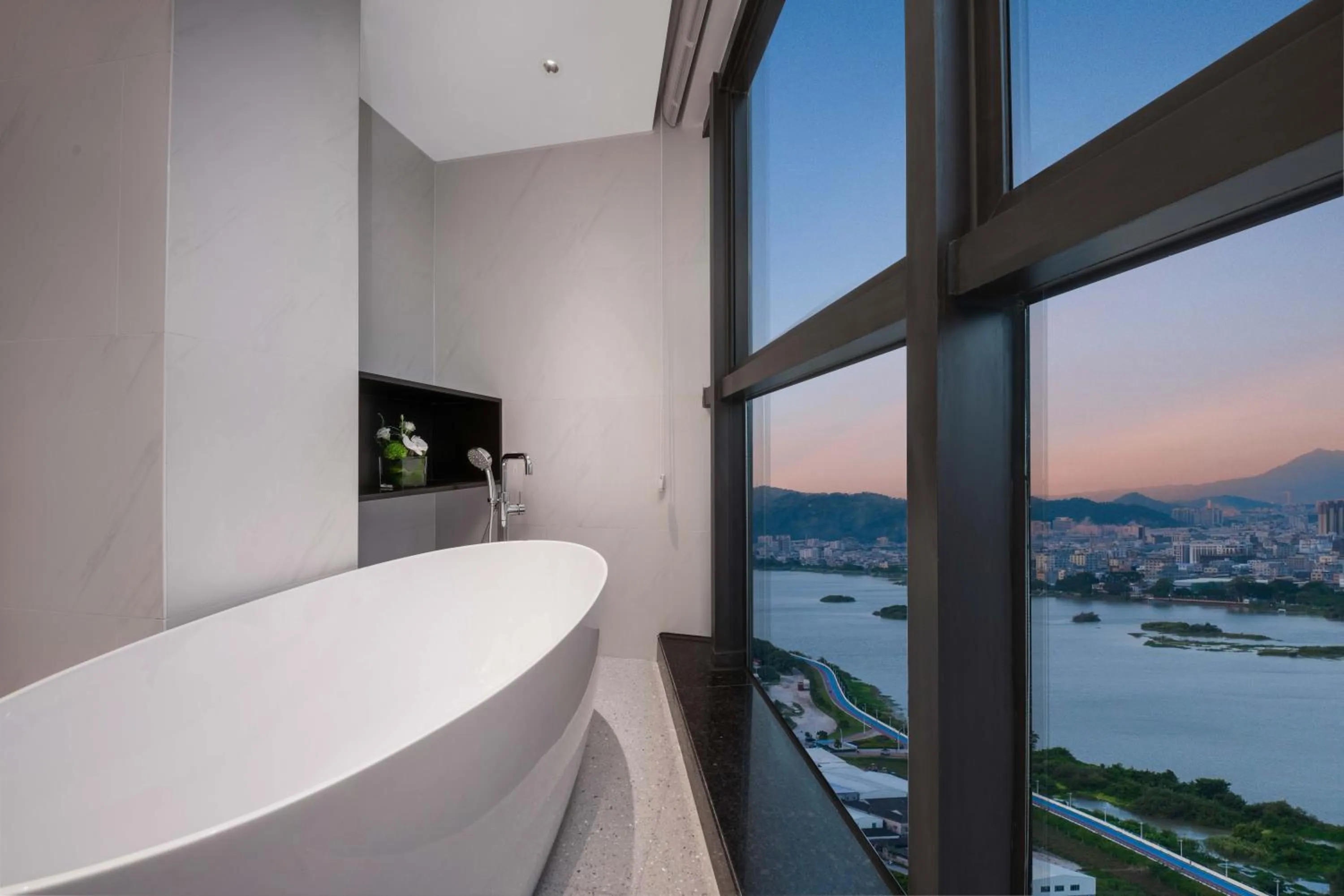 One-Bedroom Suite with River View in Holiday Inn Express Shantou Chenghai