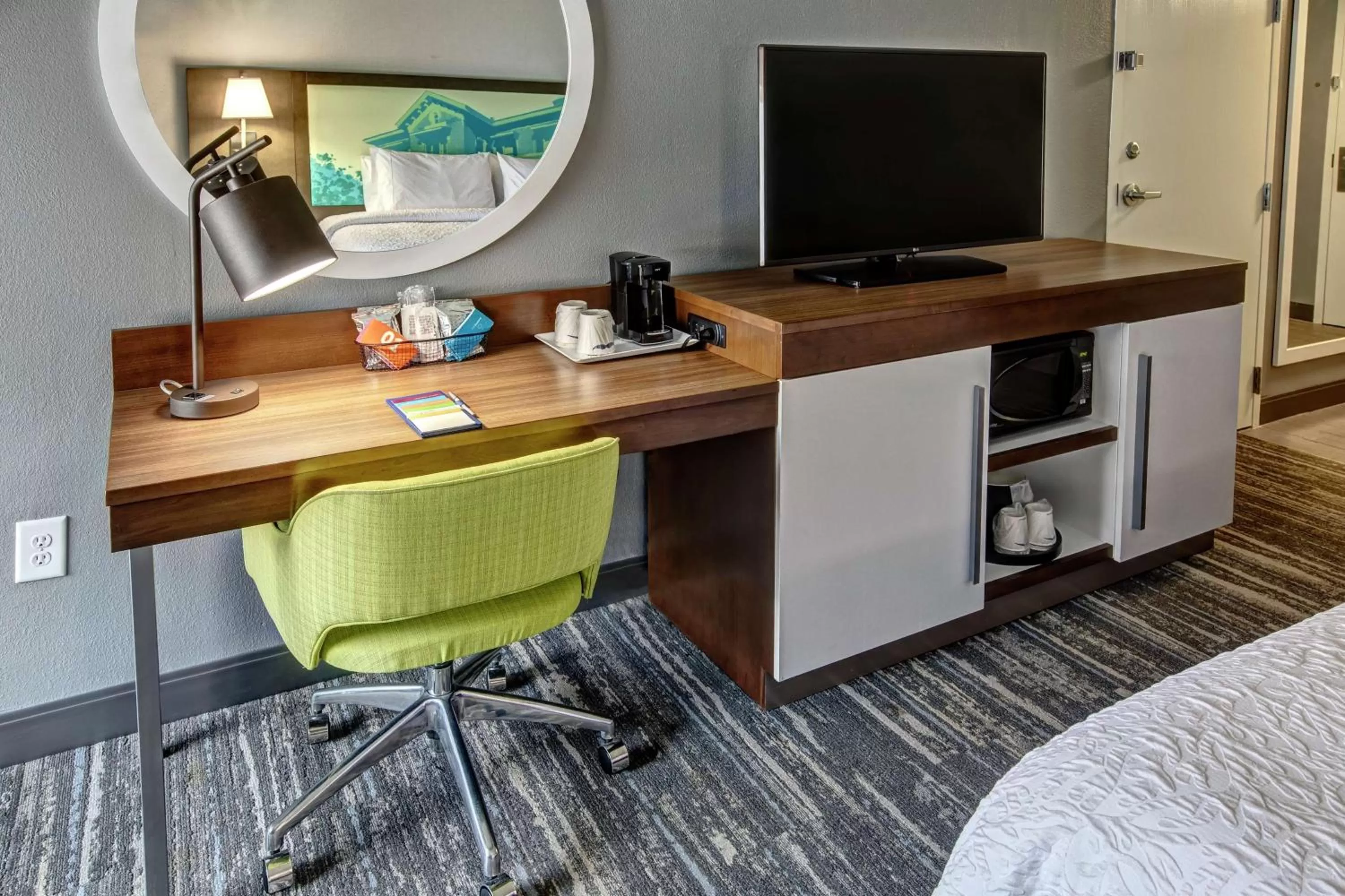 King Room with Accessible Tub - Mobility and Hearing Access/Non-Smoking in Hampton Inn Batesville