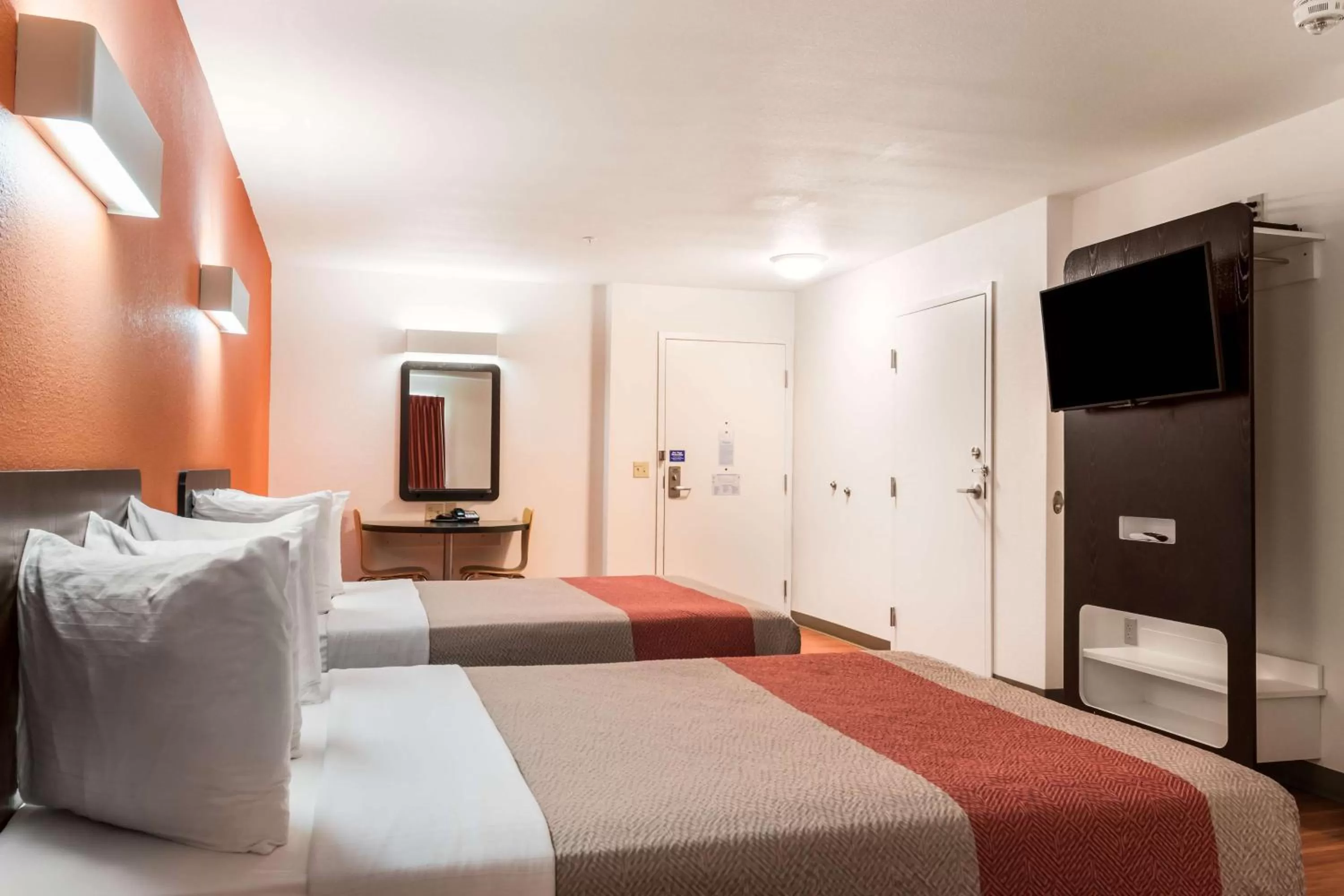 Quadruple Room - Disability Access - Roll in Shower in Motel 6 Wilkes Barre Arena