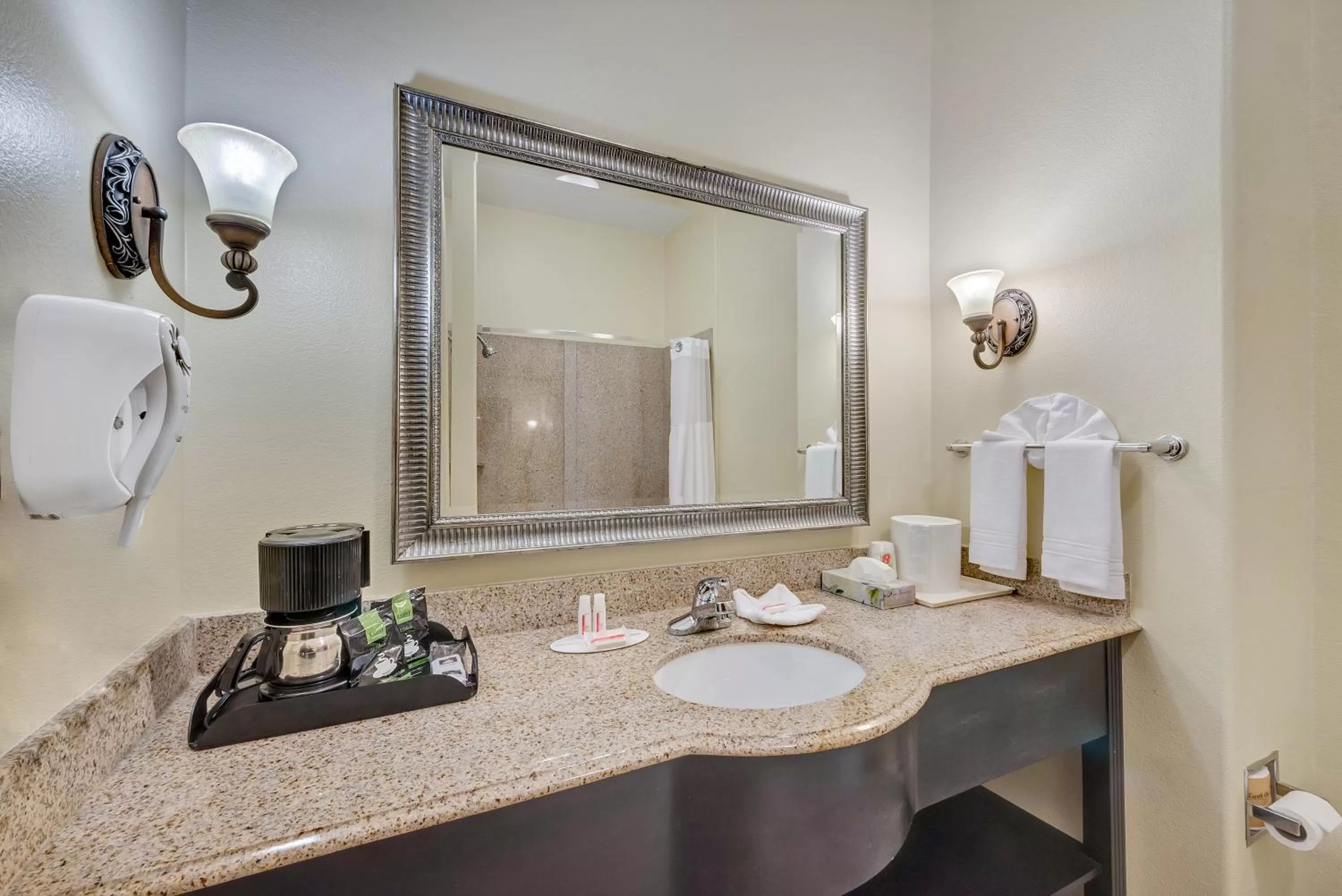 King Room with Bath Tub - Mobility/Hearing Accessible - Non-Smoking in Super 8 by Wyndham Hidalgo at La Plaza Mall & Mcallen Airport
